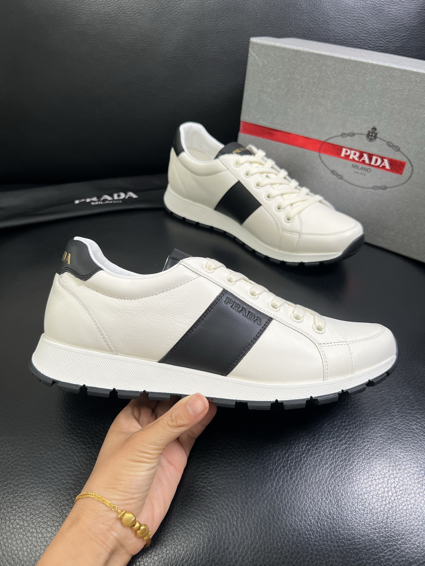   Prada🔍顶级代购🇮🇹 普拉达 专柜新款，原厂配置意大利进口牛皮面料，高品质复杂拼接工艺，进口牛皮