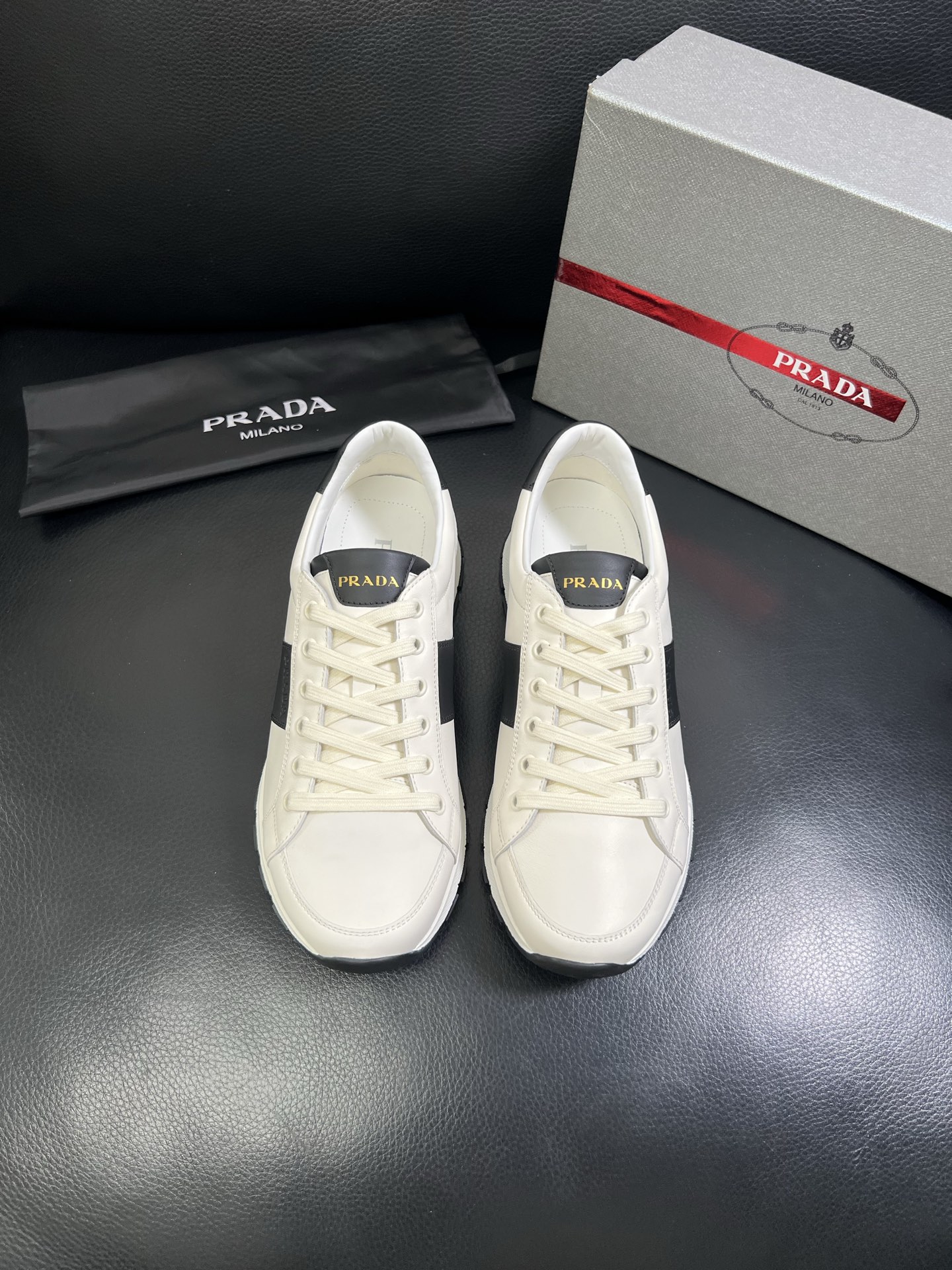   Prada🔍顶级代购🇮🇹 普拉达 专柜新款，原厂配置意大利进口牛皮面料，高品质复杂拼接工艺，进口牛皮