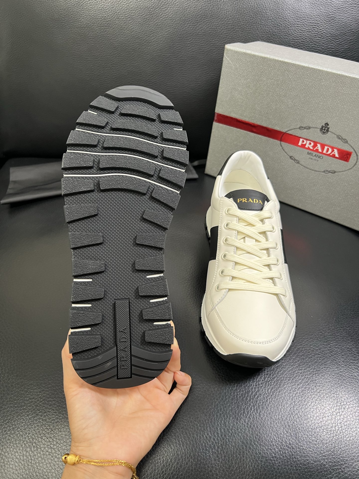   Prada🔍顶级代购🇮🇹 普拉达 专柜新款，原厂配置意大利进口牛皮面料，高品质复杂拼接工艺，进口牛皮