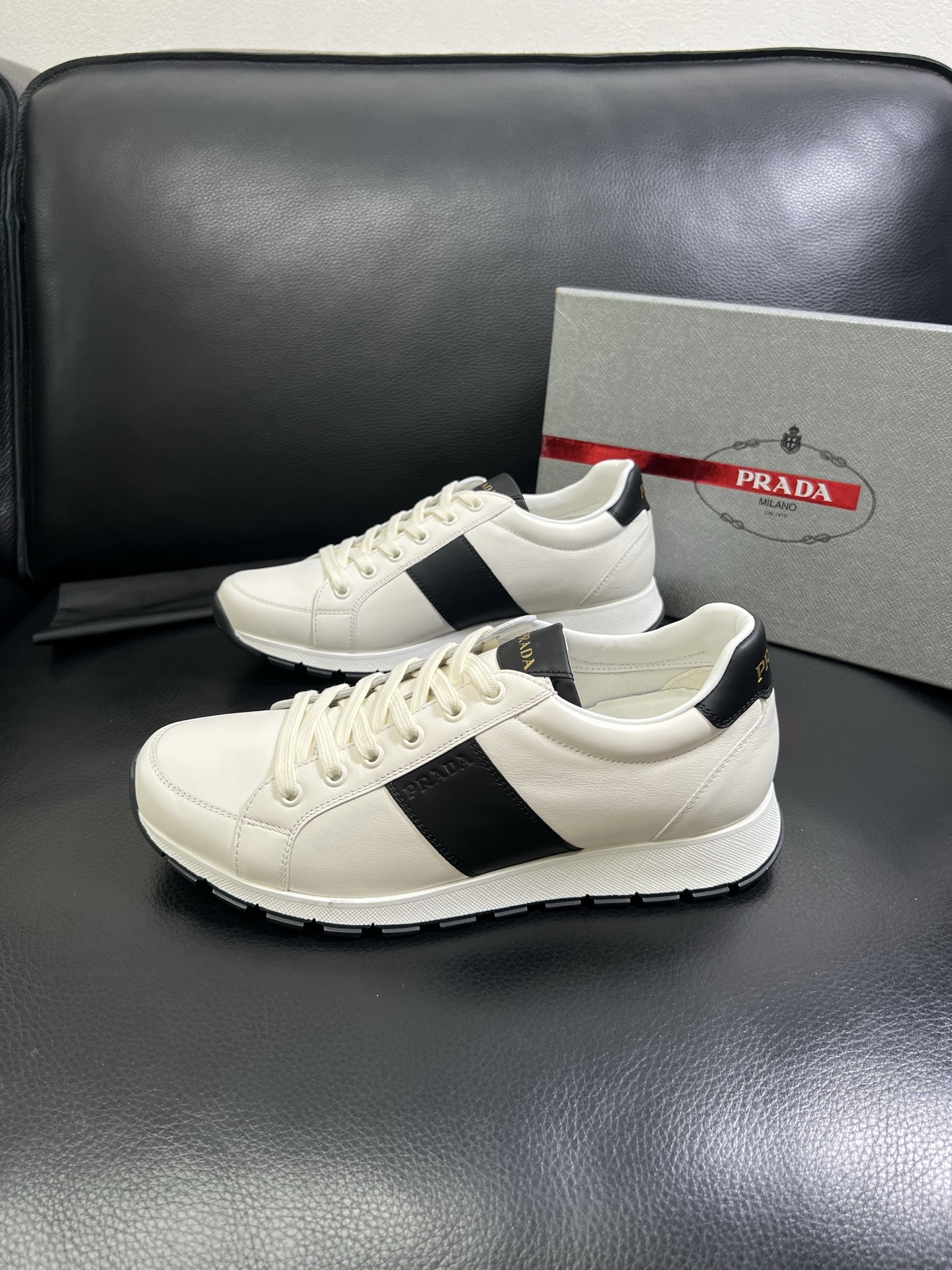  Prada🔍顶级代购🇮🇹 普拉达 专柜新款，原厂配置意大利进口牛皮面料，高品质复杂拼接工艺，进口牛皮