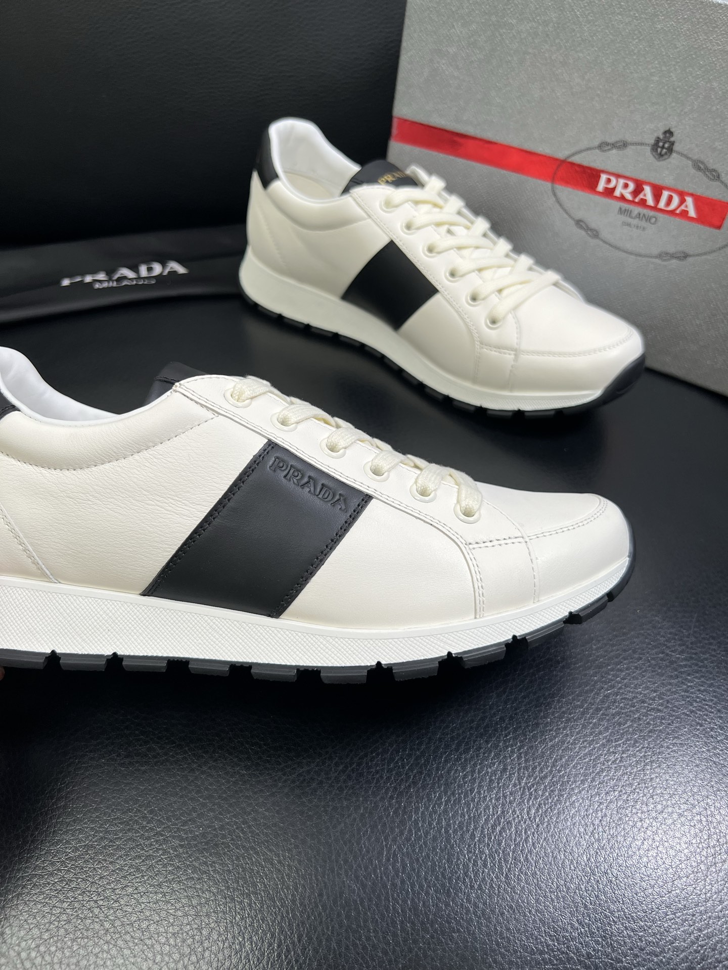   Prada🔍顶级代购🇮🇹 普拉达 专柜新款，原厂配置意大利进口牛皮面料，高品质复杂拼接工艺，进口牛皮