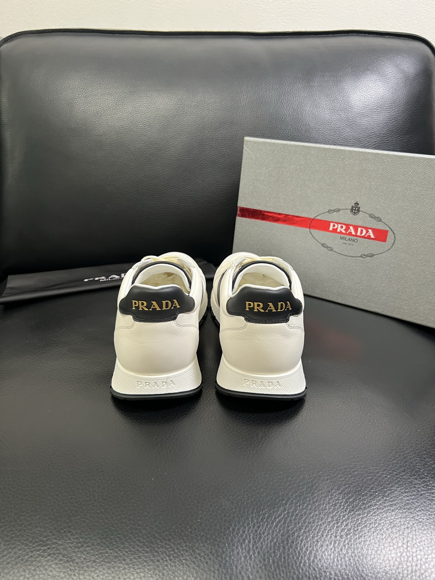  Prada🔍顶级代购🇮🇹 普拉达 专柜新款，原厂配置意大利进口牛皮面料，高品质复杂拼接工艺，进口牛皮