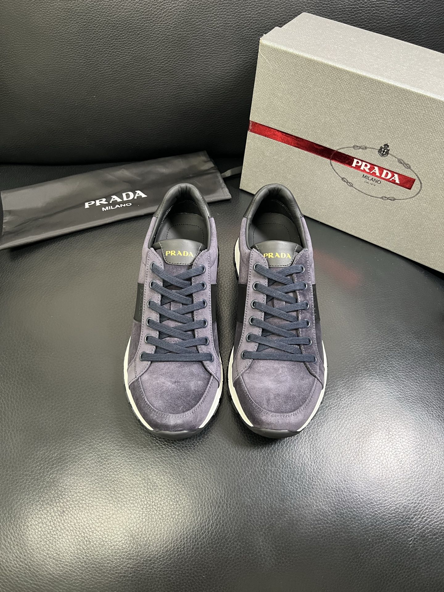   Prada🔍顶级代购🇮🇹 普拉达 专柜新款，原厂配置意大利进口牛皮面料，高品质复杂拼接工艺，进口牛皮