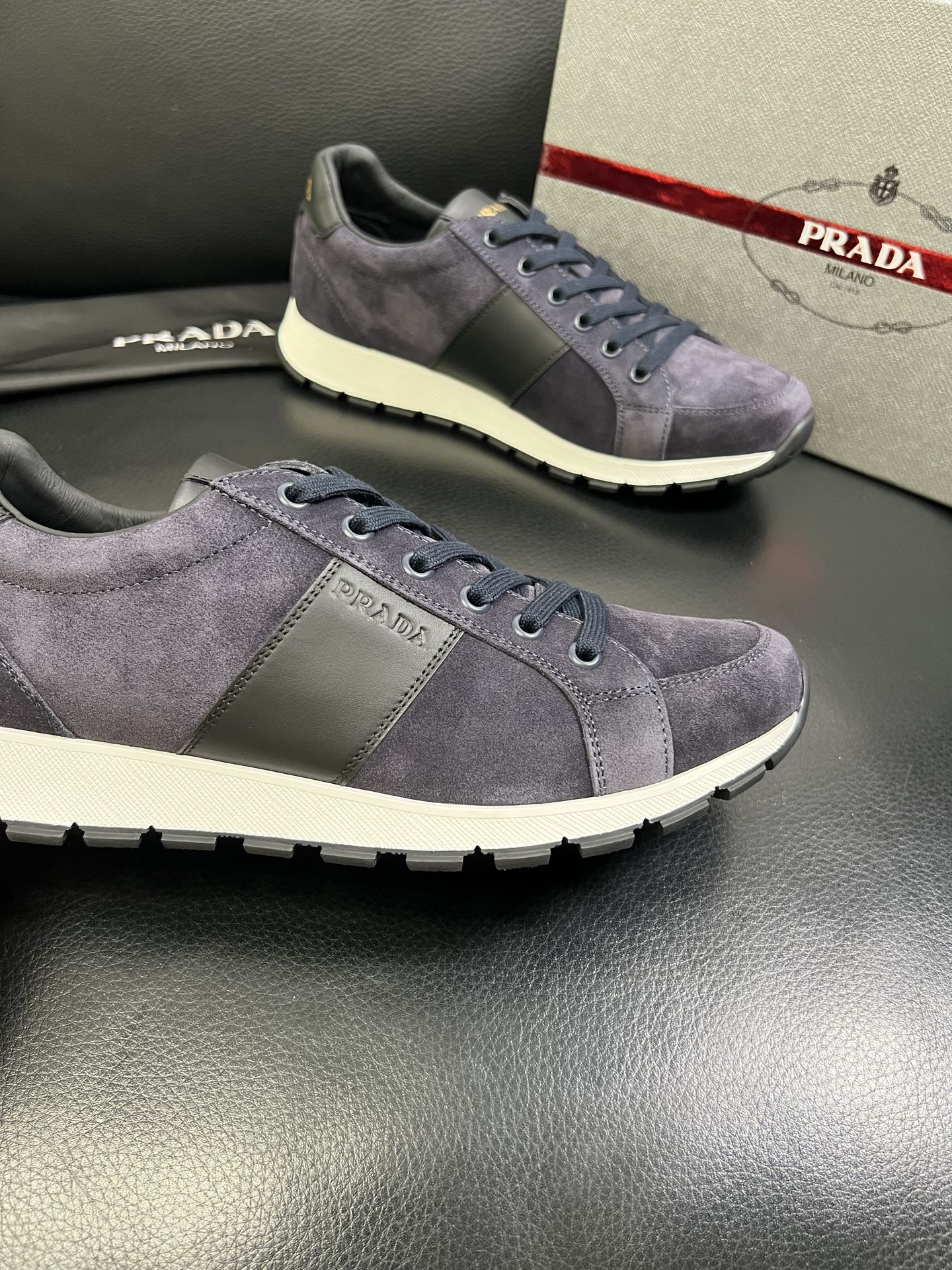  Prada🔍顶级代购🇮🇹 普拉达 专柜新款，原厂配置意大利进口牛皮面料，高品质复杂拼接工艺，进口牛皮