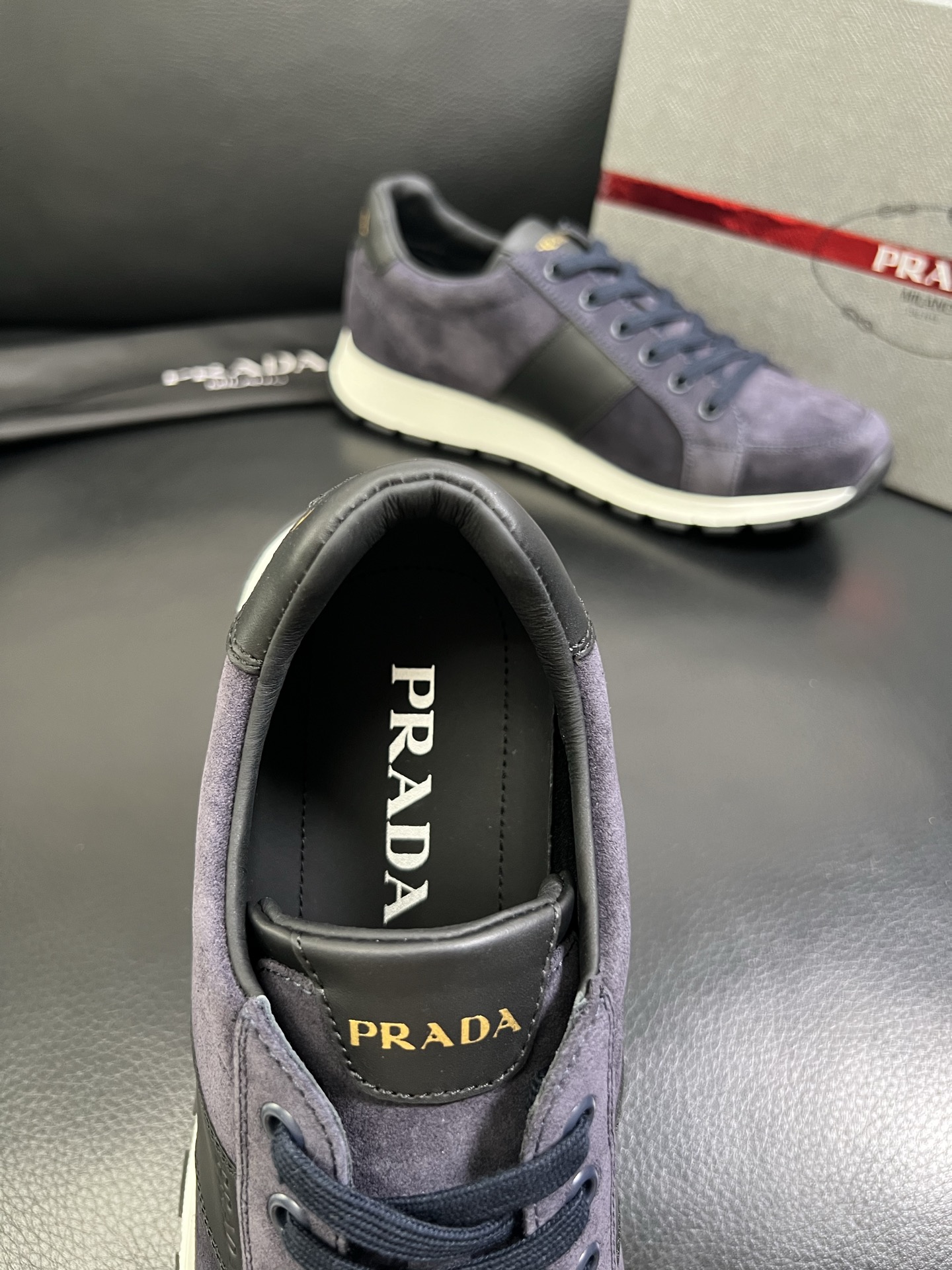   Prada🔍顶级代购🇮🇹 普拉达 专柜新款，原厂配置意大利进口牛皮面料，高品质复杂拼接工艺，进口牛皮