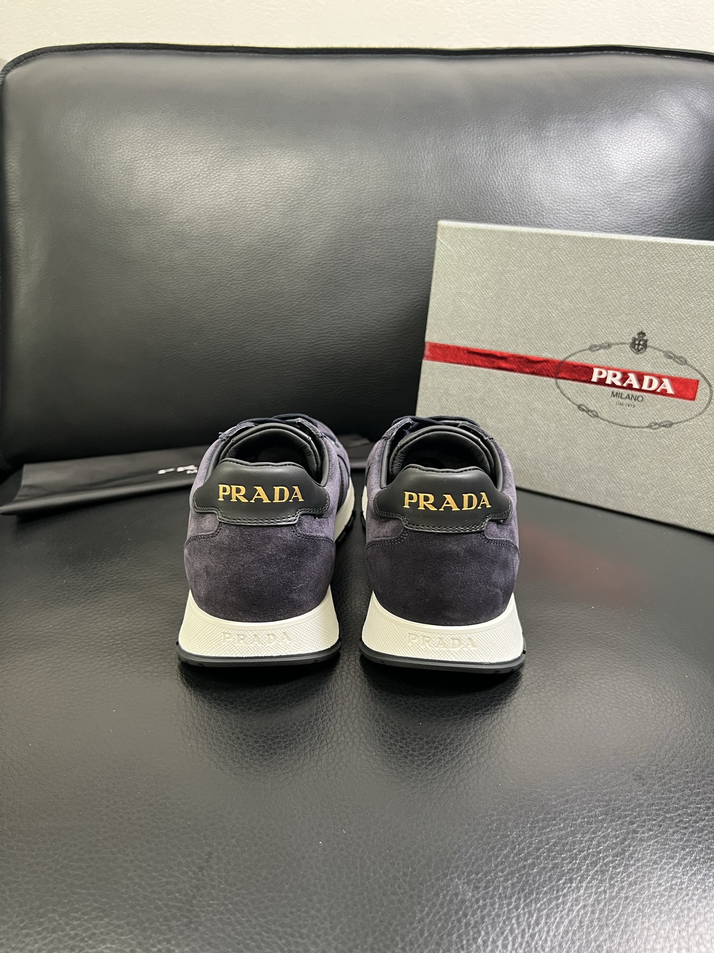   Prada🔍顶级代购🇮🇹 普拉达 专柜新款，原厂配置意大利进口牛皮面料，高品质复杂拼接工艺，进口牛皮