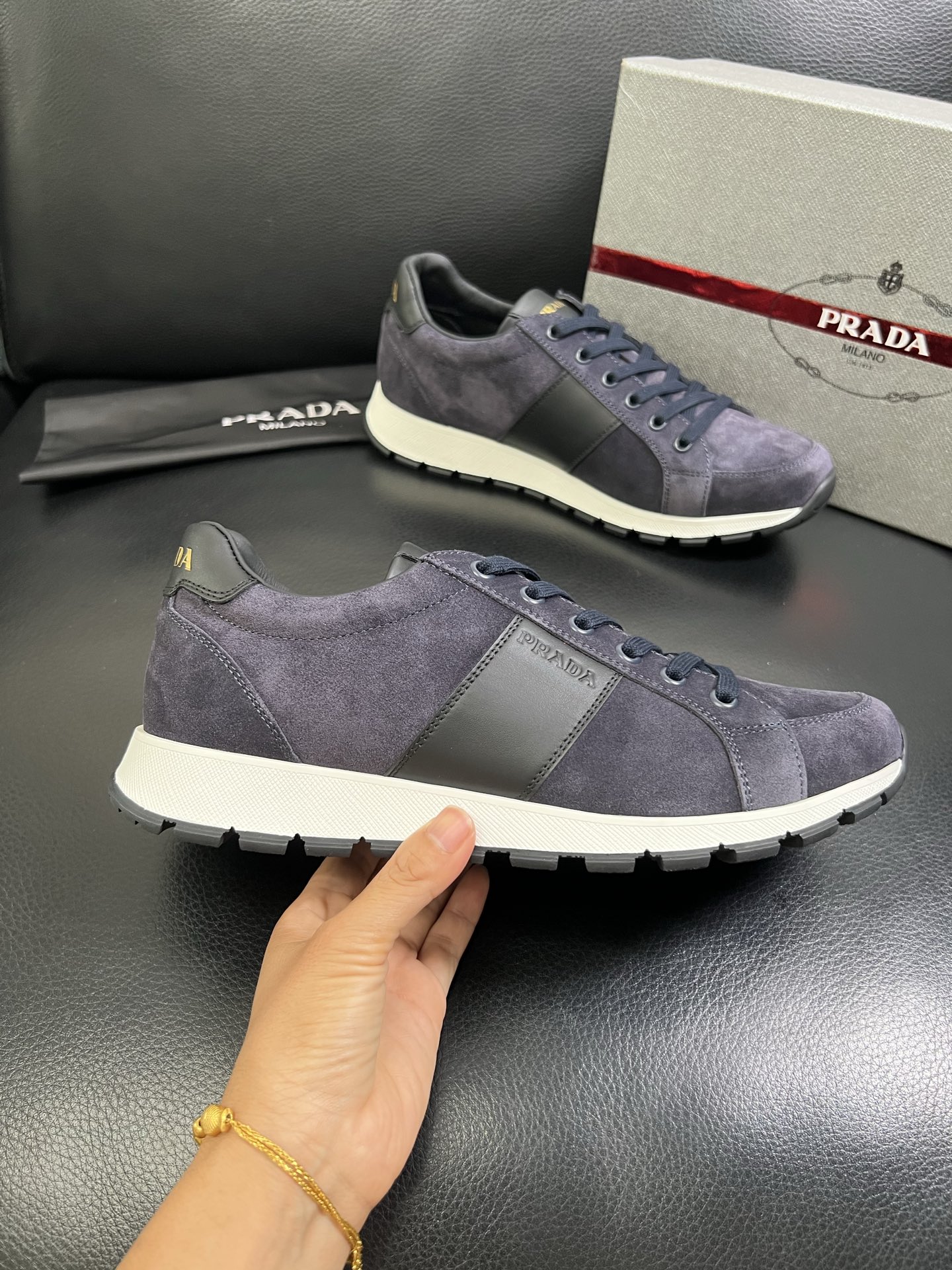   Prada🔍顶级代购🇮🇹 普拉达 专柜新款，原厂配置意大利进口牛皮面料，高品质复杂拼接工艺，进口牛皮