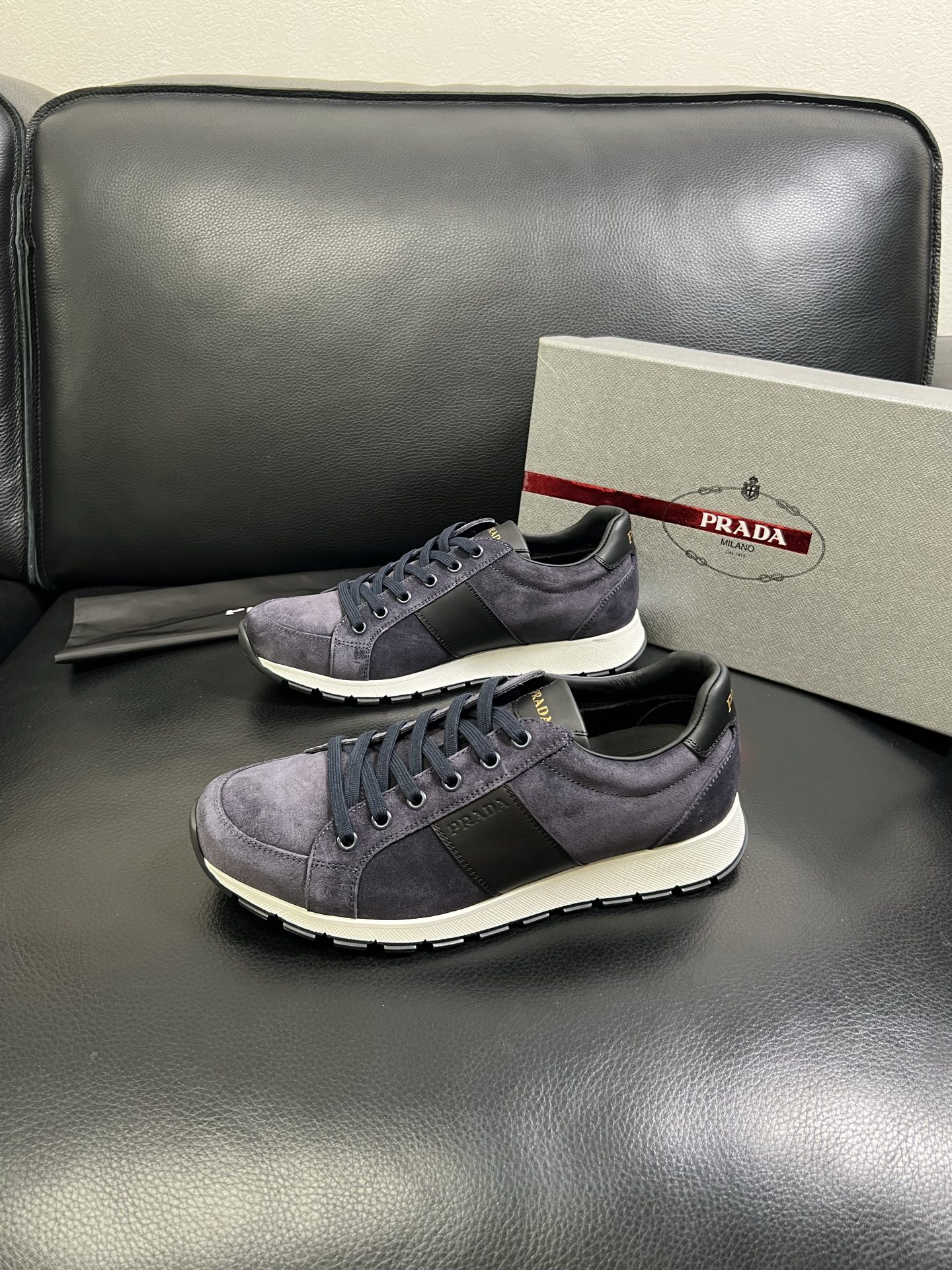   Prada🔍顶级代购🇮🇹 普拉达 专柜新款，原厂配置意大利进口牛皮面料，高品质复杂拼接工艺，进口牛皮