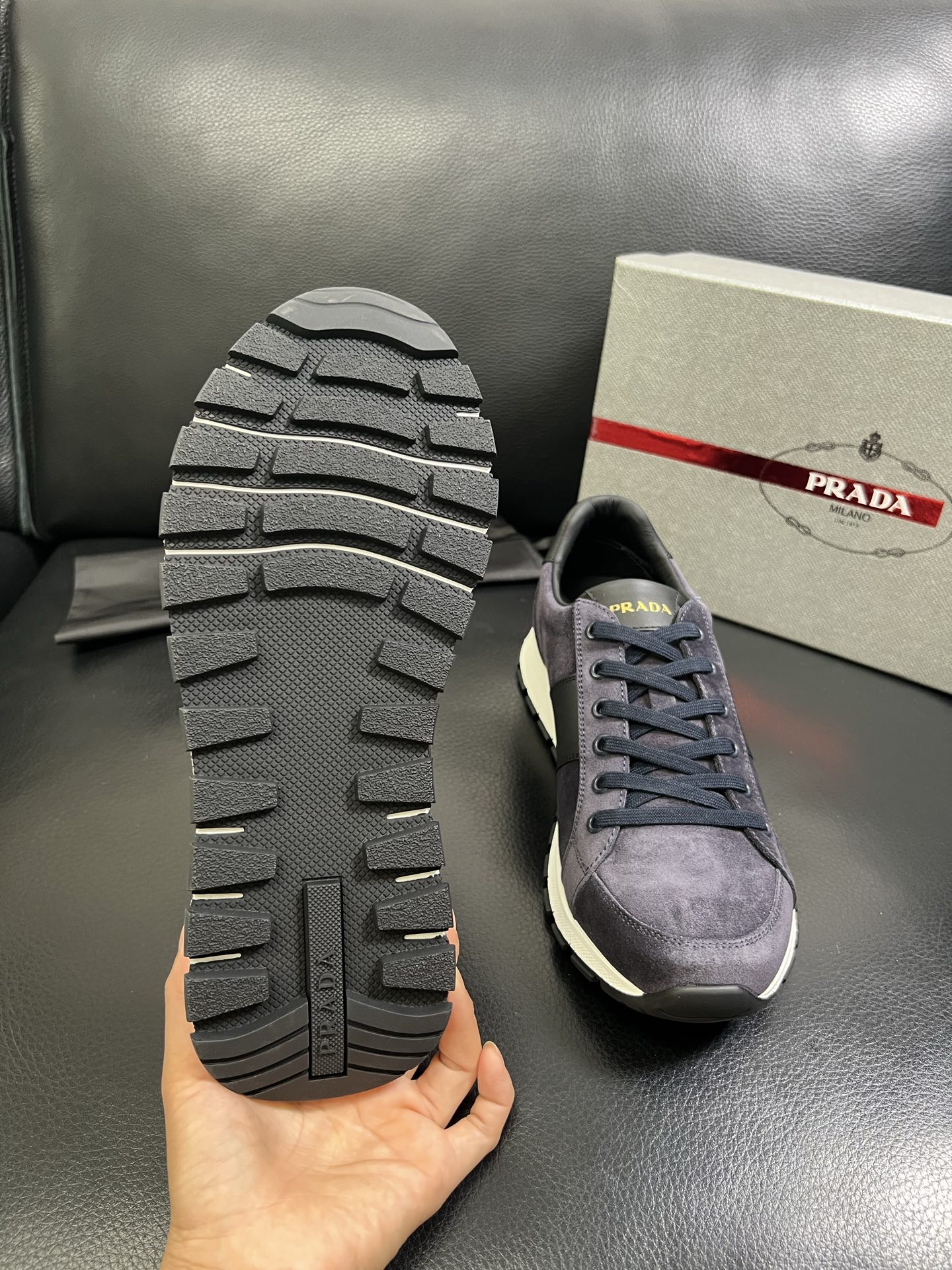   Prada🔍顶级代购🇮🇹 普拉达 专柜新款，原厂配置意大利进口牛皮面料，高品质复杂拼接工艺，进口牛皮