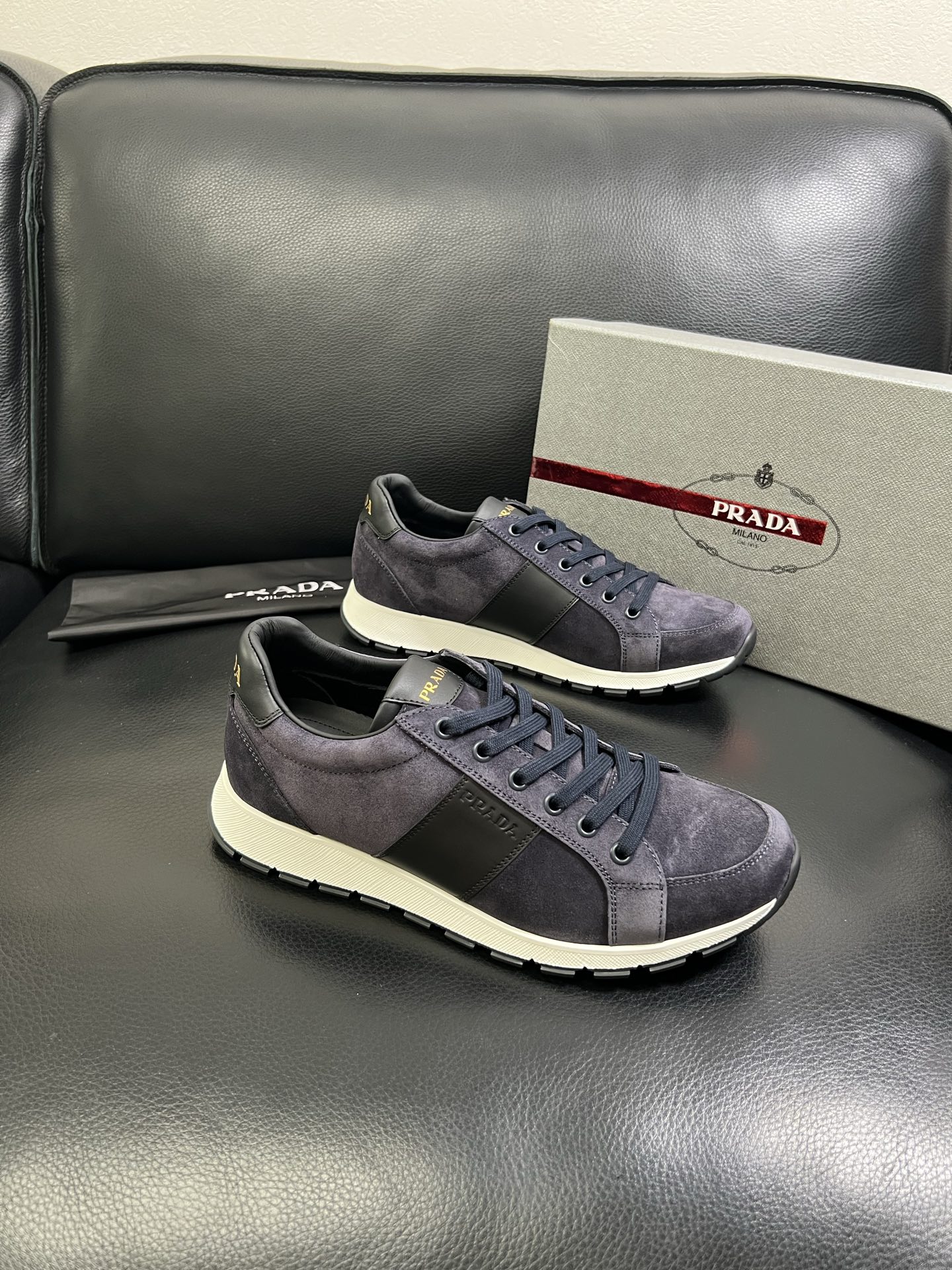   Prada🔍顶级代购🇮🇹 普拉达 专柜新款，原厂配置意大利进口牛皮面料，高品质复杂拼接工艺，进口牛皮