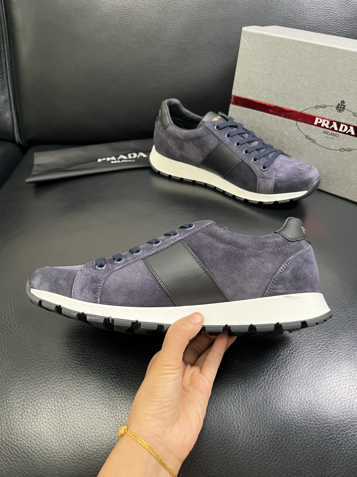   Prada🔍顶级代购🇮🇹 普拉达 专柜新款，原厂配置意大利进口牛皮面料，高品质复杂拼接工艺，进口牛皮