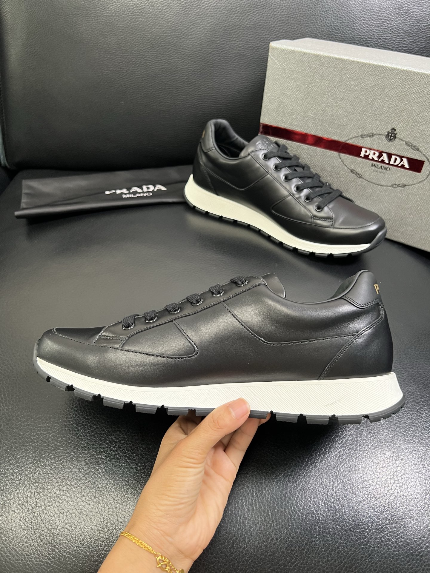   Prada🔍顶级代购🇮🇹 普拉达 专柜新款，原厂配置意大利进口牛皮面料，高品质复杂拼接工艺，进口牛皮