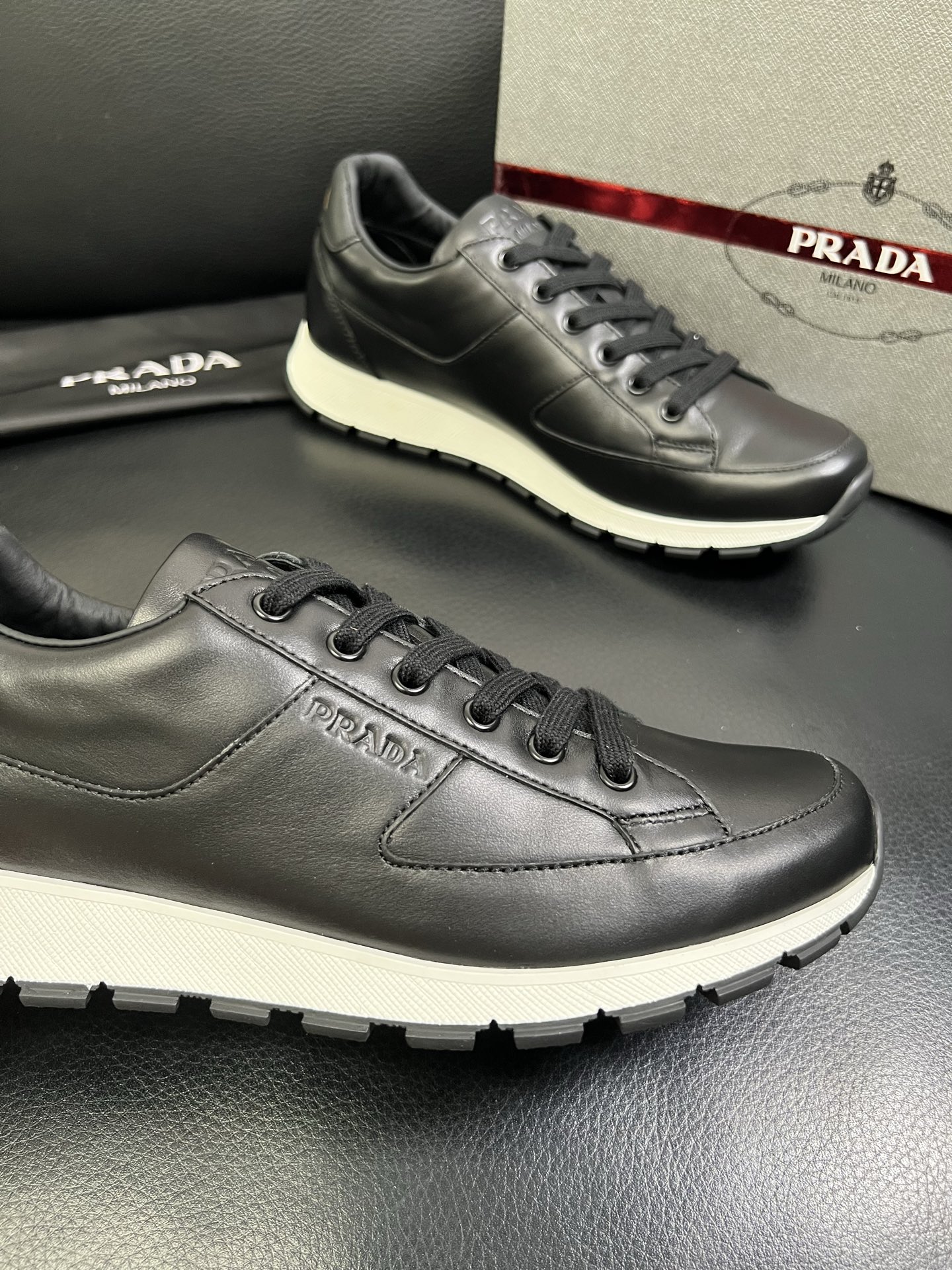   Prada🔍顶级代购🇮🇹 普拉达 专柜新款，原厂配置意大利进口牛皮面料，高品质复杂拼接工艺，进口牛皮