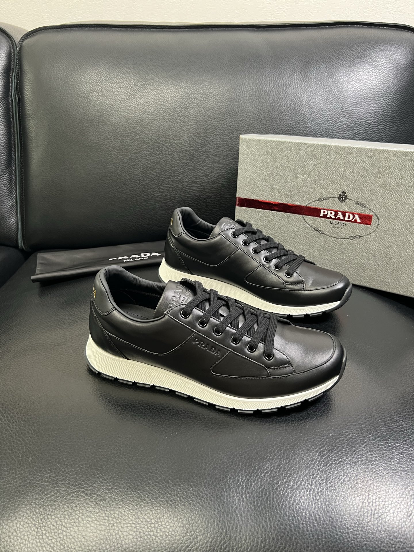   Prada🔍顶级代购🇮🇹 普拉达 专柜新款，原厂配置意大利进口牛皮面料，高品质复杂拼接工艺，进口牛皮