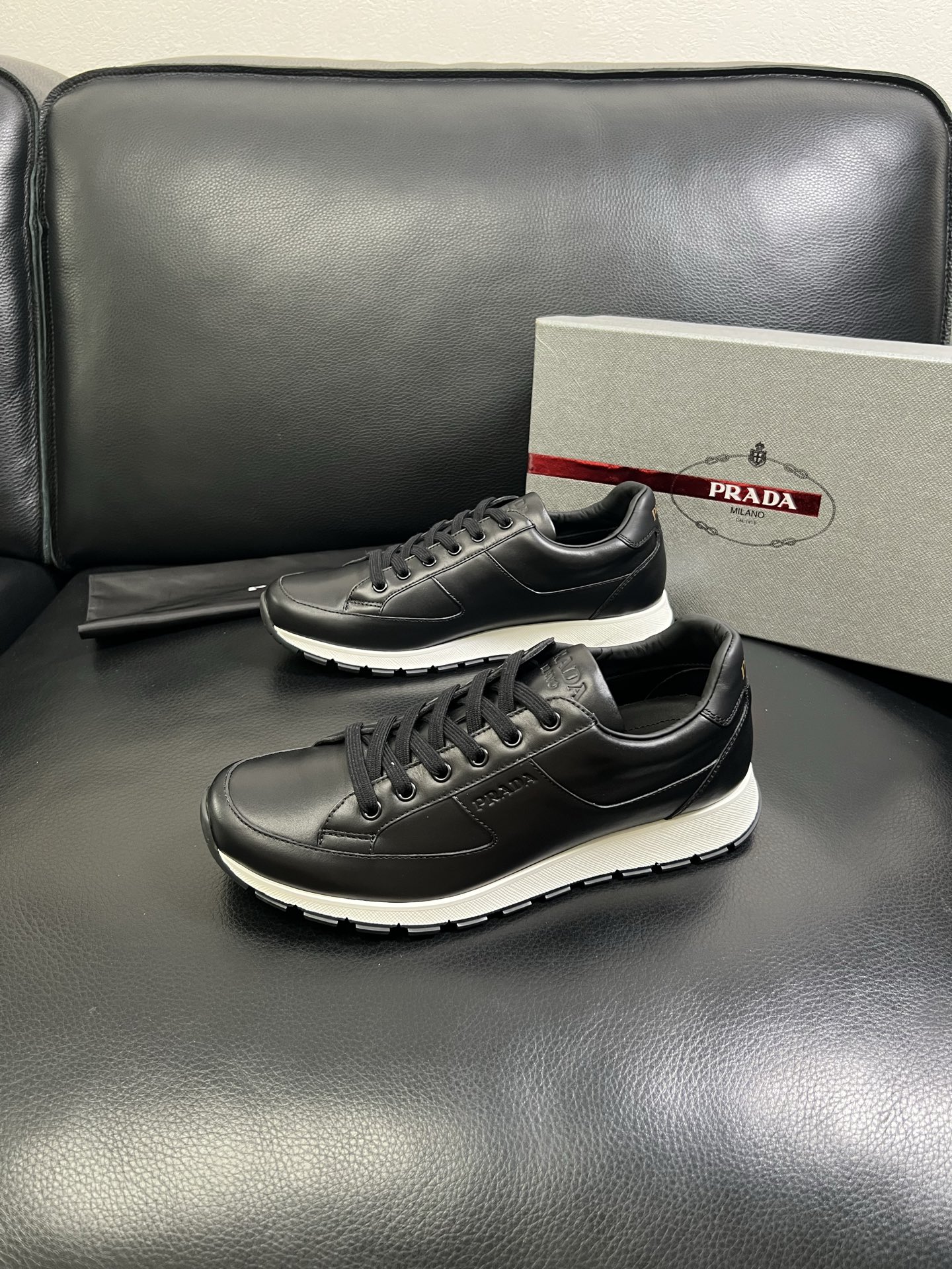   Prada🔍顶级代购🇮🇹 普拉达 专柜新款，原厂配置意大利进口牛皮面料，高品质复杂拼接工艺，进口牛皮