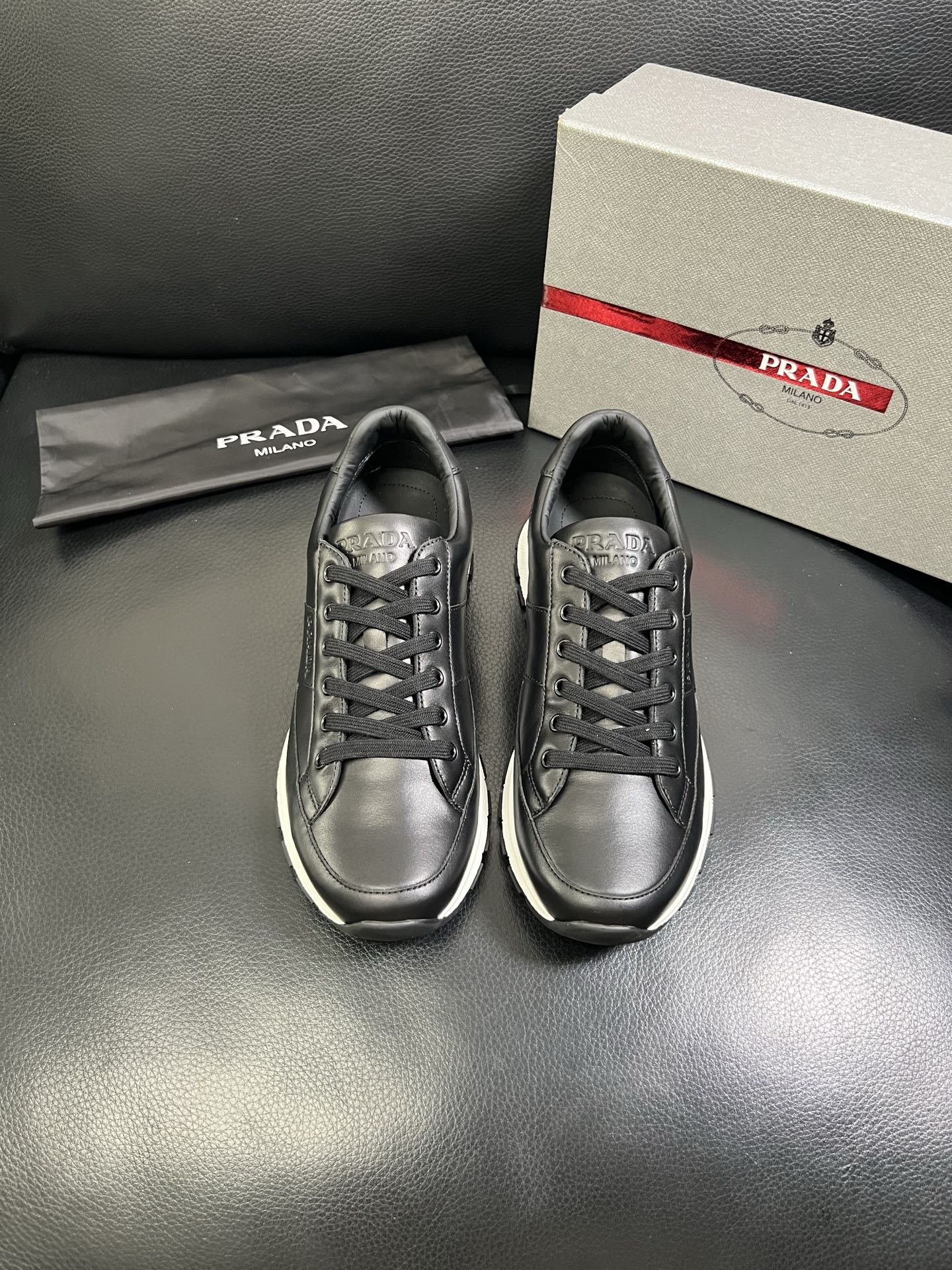   Prada🔍顶级代购🇮🇹 普拉达 专柜新款，原厂配置意大利进口牛皮面料，高品质复杂拼接工艺，进口牛皮