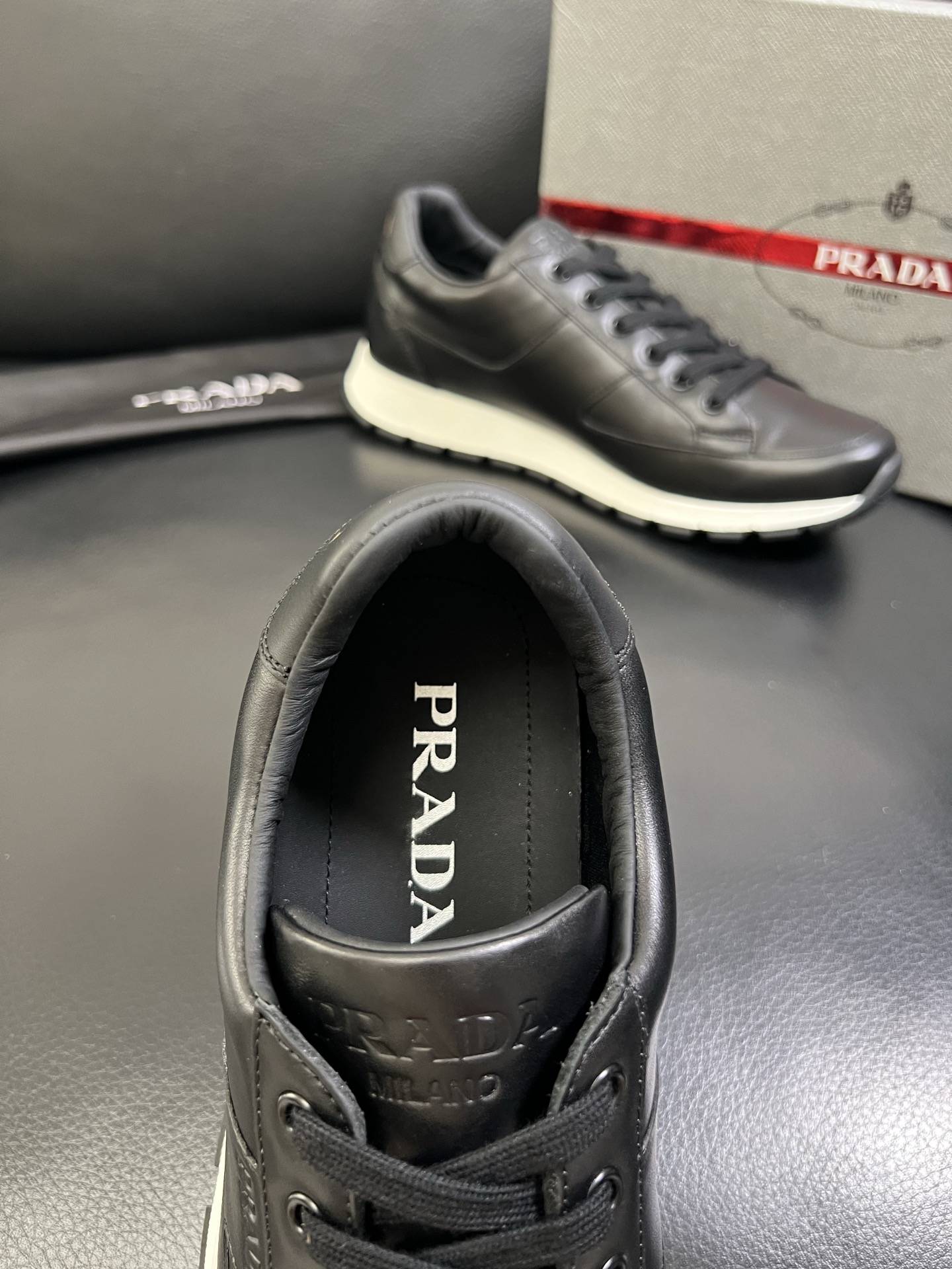   Prada🔍顶级代购🇮🇹 普拉达 专柜新款，原厂配置意大利进口牛皮面料，高品质复杂拼接工艺，进口牛皮