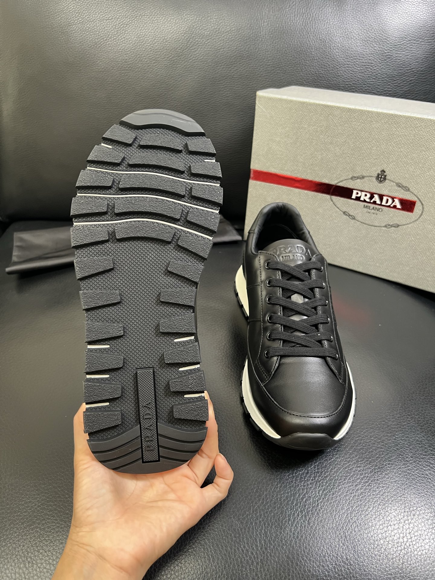   Prada🔍顶级代购🇮🇹 普拉达 专柜新款，原厂配置意大利进口牛皮面料，高品质复杂拼接工艺，进口牛皮