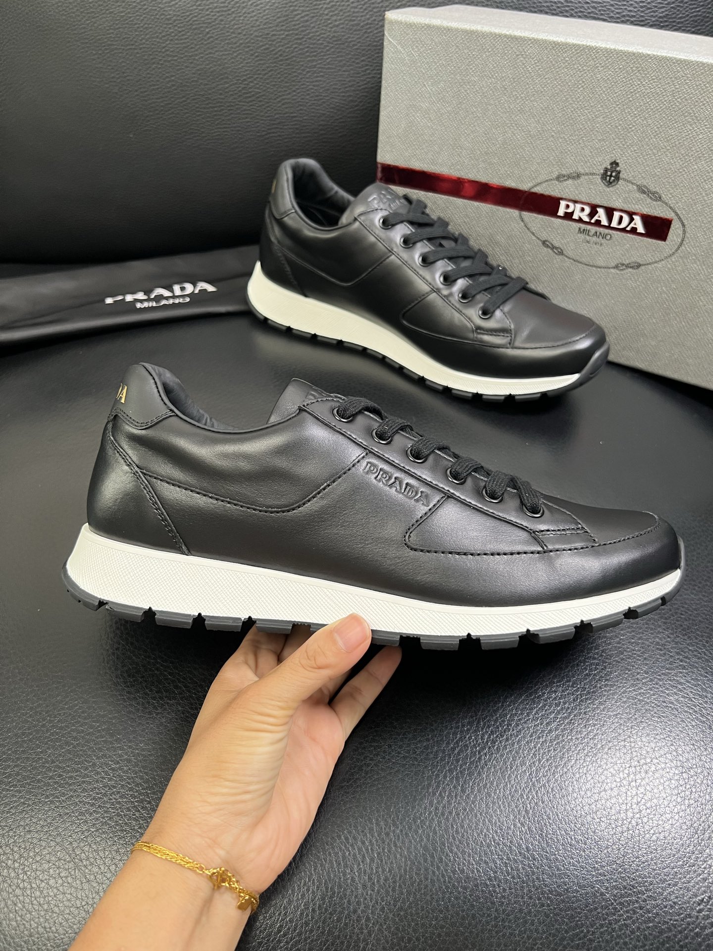   Prada🔍顶级代购🇮🇹 普拉达 专柜新款，原厂配置意大利进口牛皮面料，高品质复杂拼接工艺，进口牛皮