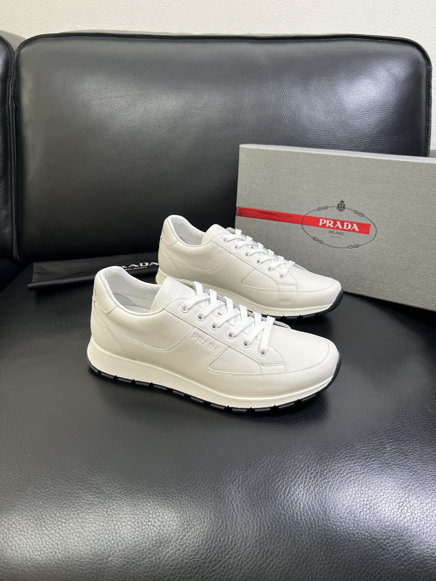   Prada🔍顶级代购🇮🇹 普拉达 专柜新款，原厂配置意大利进口牛皮面料，高品质复杂拼接工艺，进口牛皮