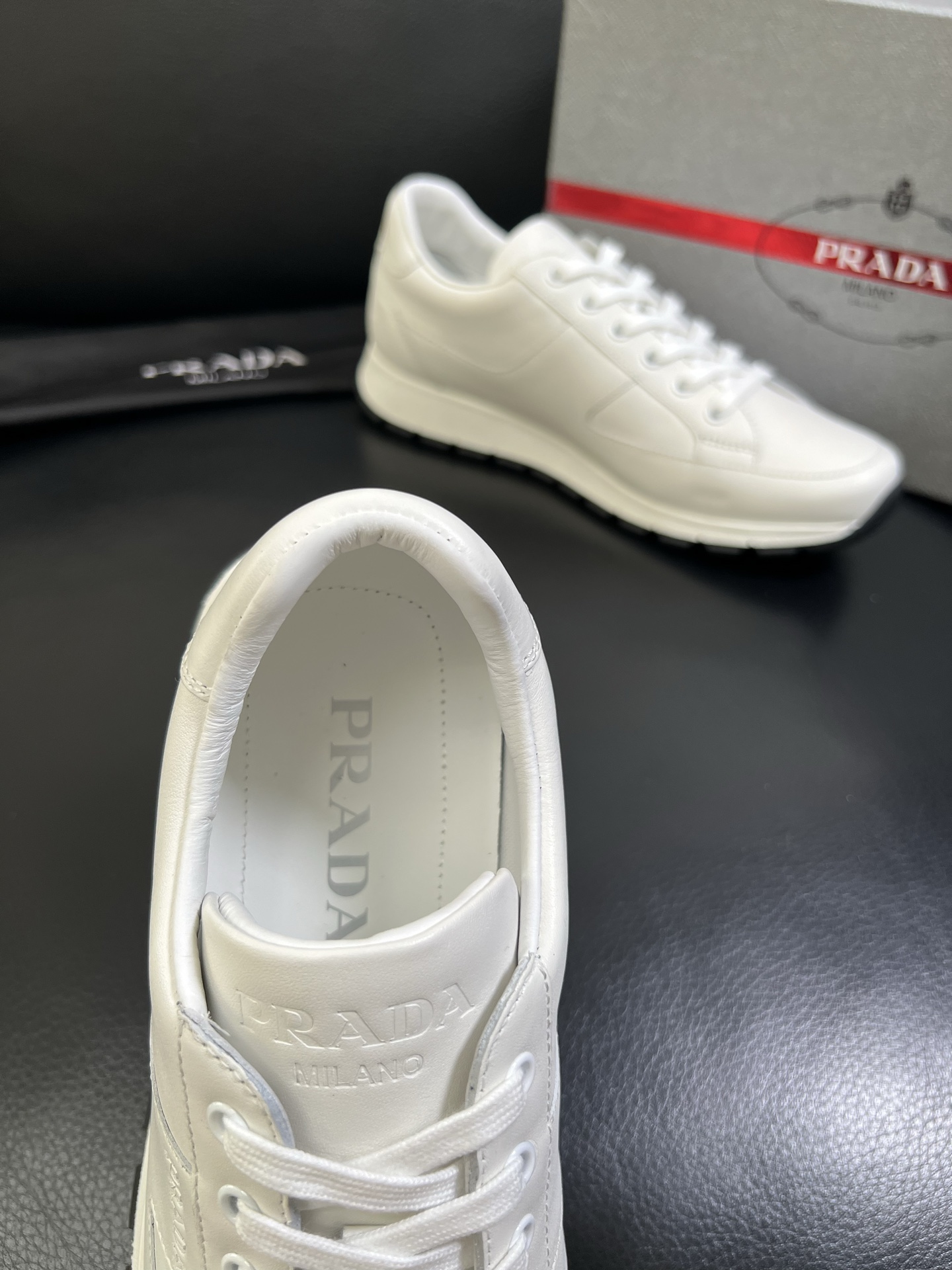   Prada🔍顶级代购🇮🇹 普拉达 专柜新款，原厂配置意大利进口牛皮面料，高品质复杂拼接工艺，进口牛皮