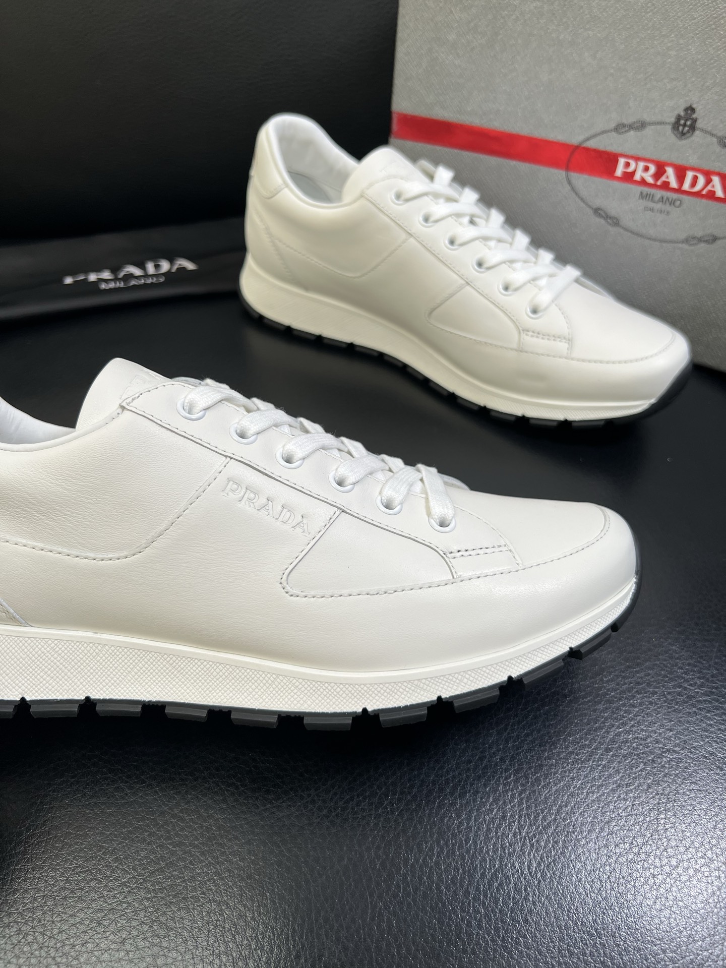   Prada🔍顶级代购🇮🇹 普拉达 专柜新款，原厂配置意大利进口牛皮面料，高品质复杂拼接工艺，进口牛皮