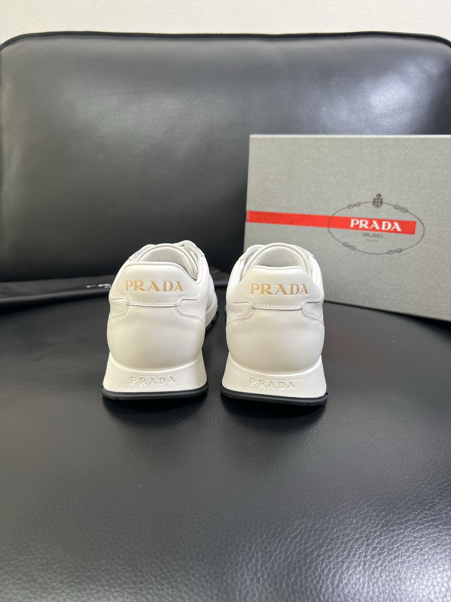   Prada🔍顶级代购🇮🇹 普拉达 专柜新款，原厂配置意大利进口牛皮面料，高品质复杂拼接工艺，进口牛皮