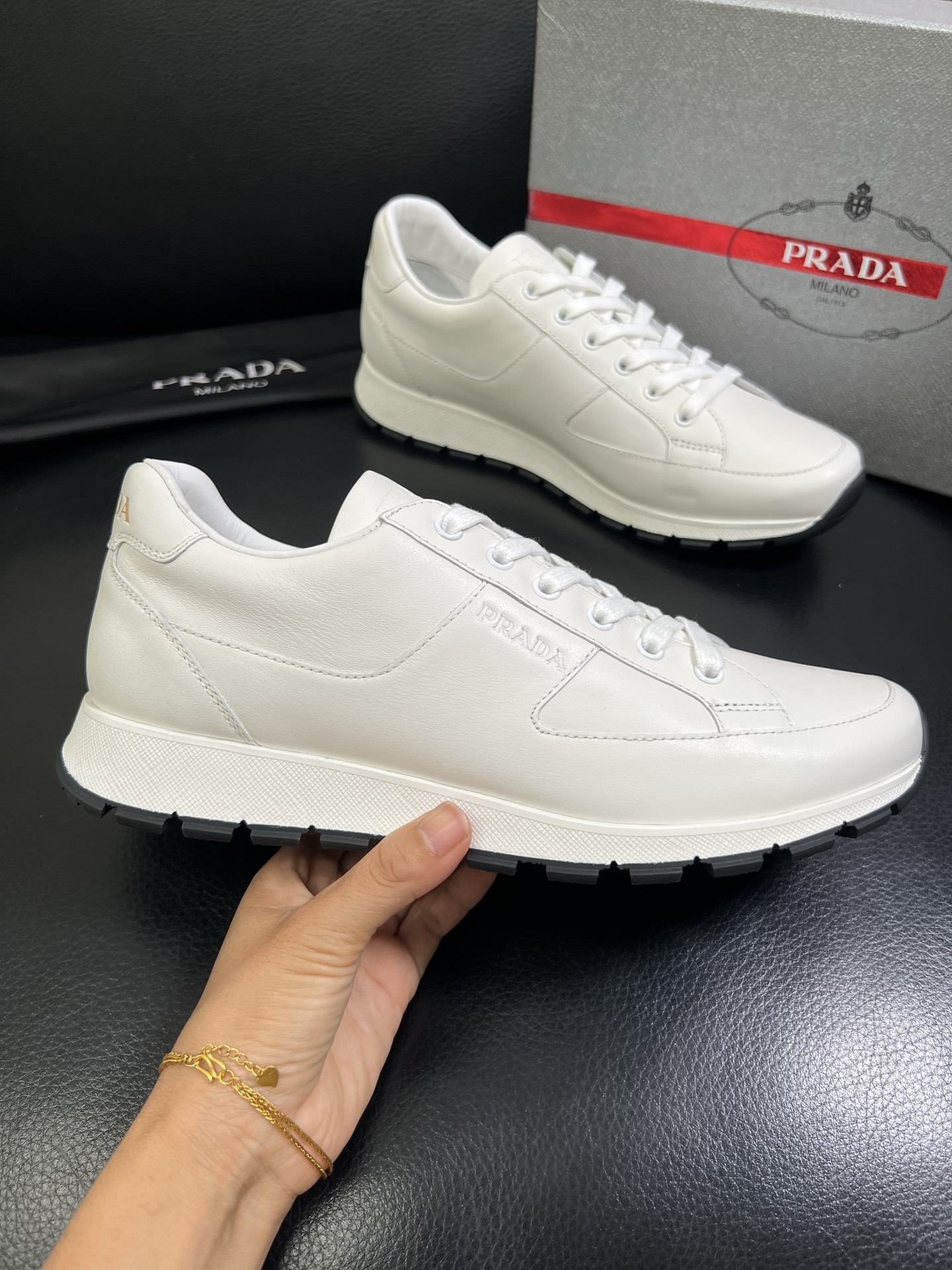   Prada🔍顶级代购🇮🇹 普拉达 专柜新款，原厂配置意大利进口牛皮面料，高品质复杂拼接工艺，进口牛皮