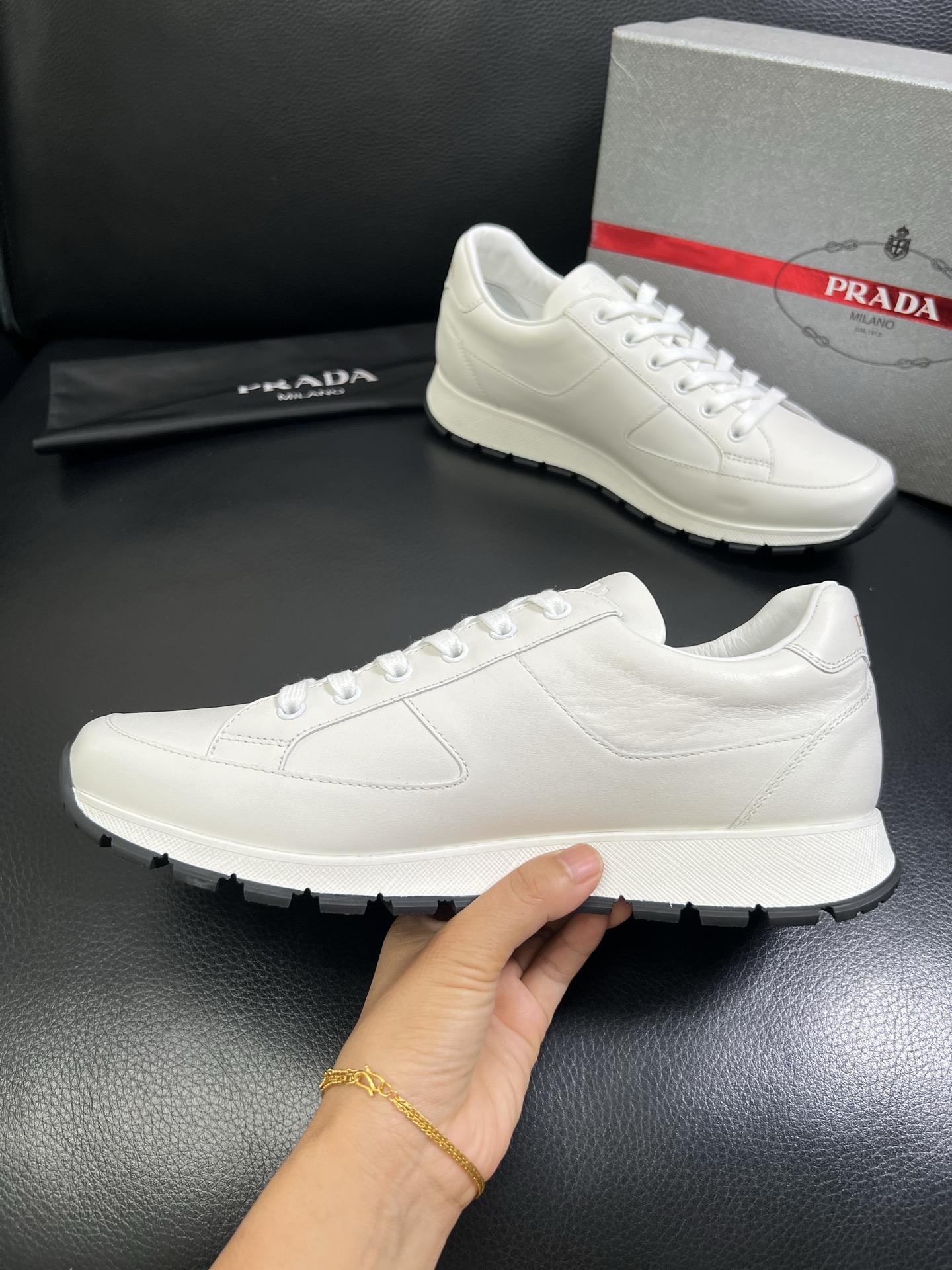   Prada🔍顶级代购🇮🇹 普拉达 专柜新款，原厂配置意大利进口牛皮面料，高品质复杂拼接工艺，进口牛皮