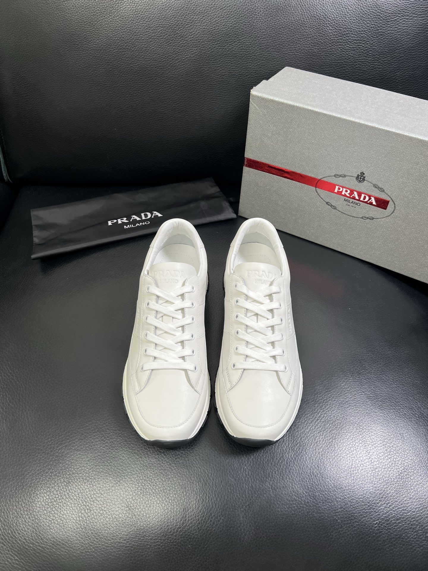   Prada🔍顶级代购🇮🇹 普拉达 专柜新款，原厂配置意大利进口牛皮面料，高品质复杂拼接工艺，进口牛皮