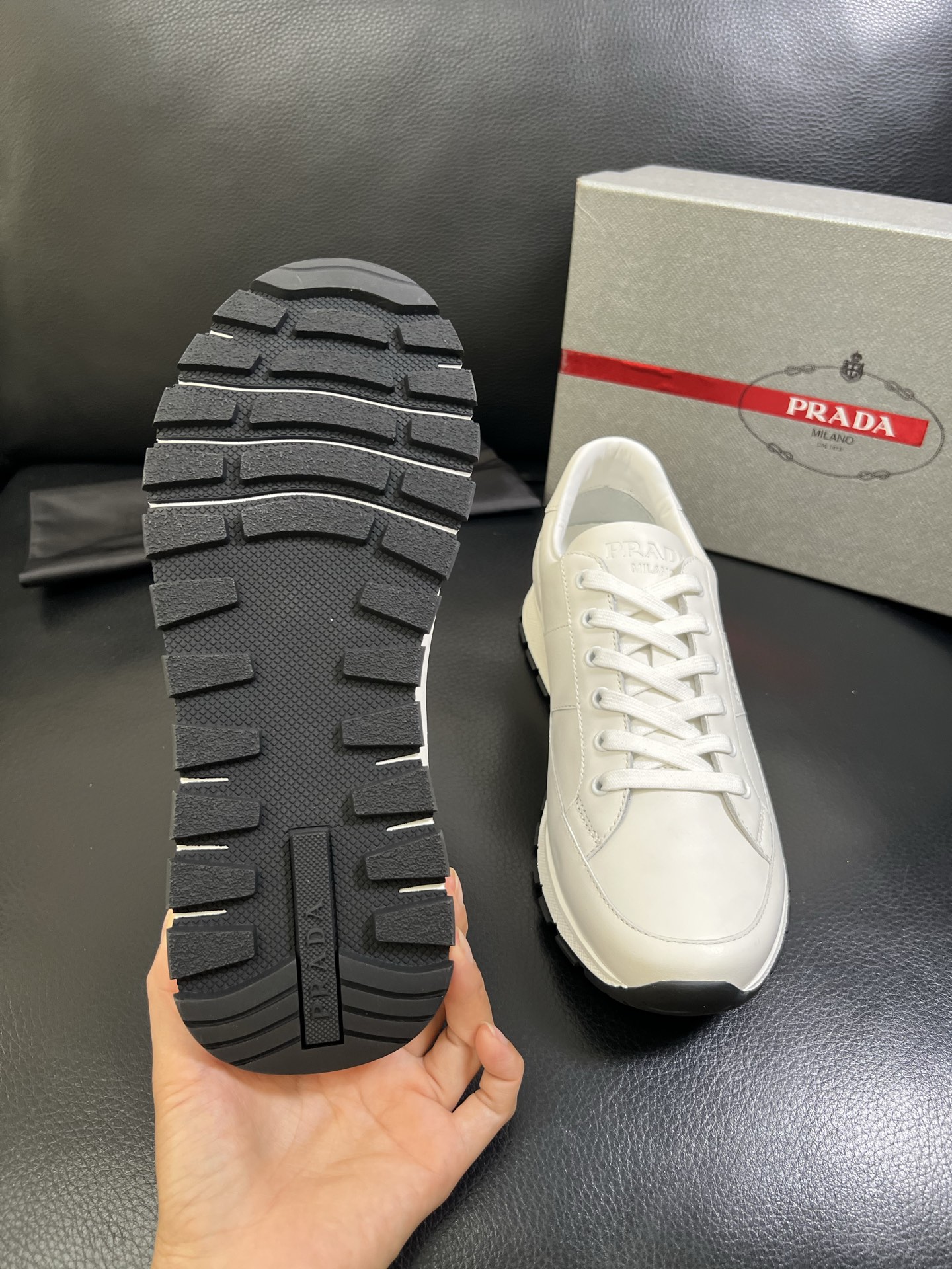   Prada🔍顶级代购🇮🇹 普拉达 专柜新款，原厂配置意大利进口牛皮面料，高品质复杂拼接工艺，进口牛皮