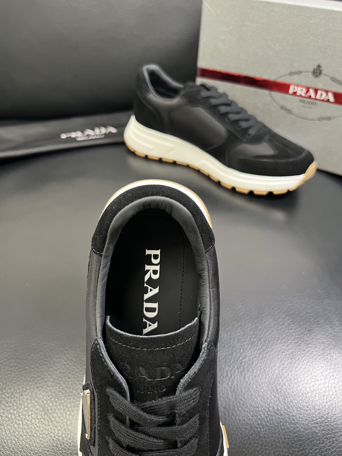   Prada🔍顶级代购🇮🇹 普拉达 专柜新款，原厂配置意大利进口牛皮面料，高品质复杂拼接工艺，进口牛皮
