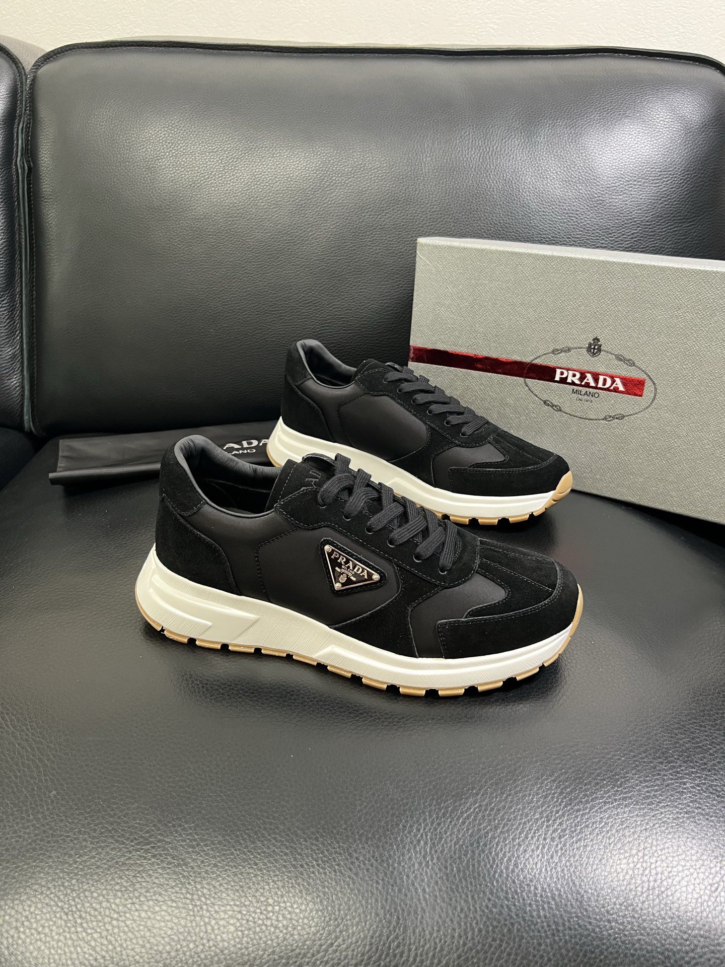   Prada🔍顶级代购🇮🇹 普拉达 专柜新款，原厂配置意大利进口牛皮面料，高品质复杂拼接工艺，进口牛皮