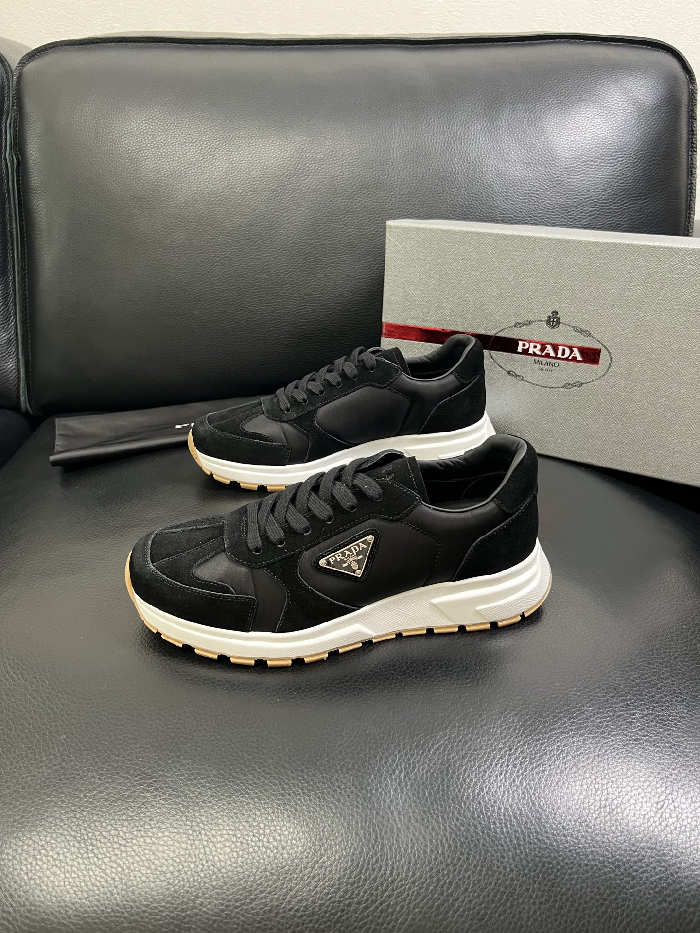   Prada🔍顶级代购🇮🇹 普拉达 专柜新款，原厂配置意大利进口牛皮面料，高品质复杂拼接工艺，进口牛皮