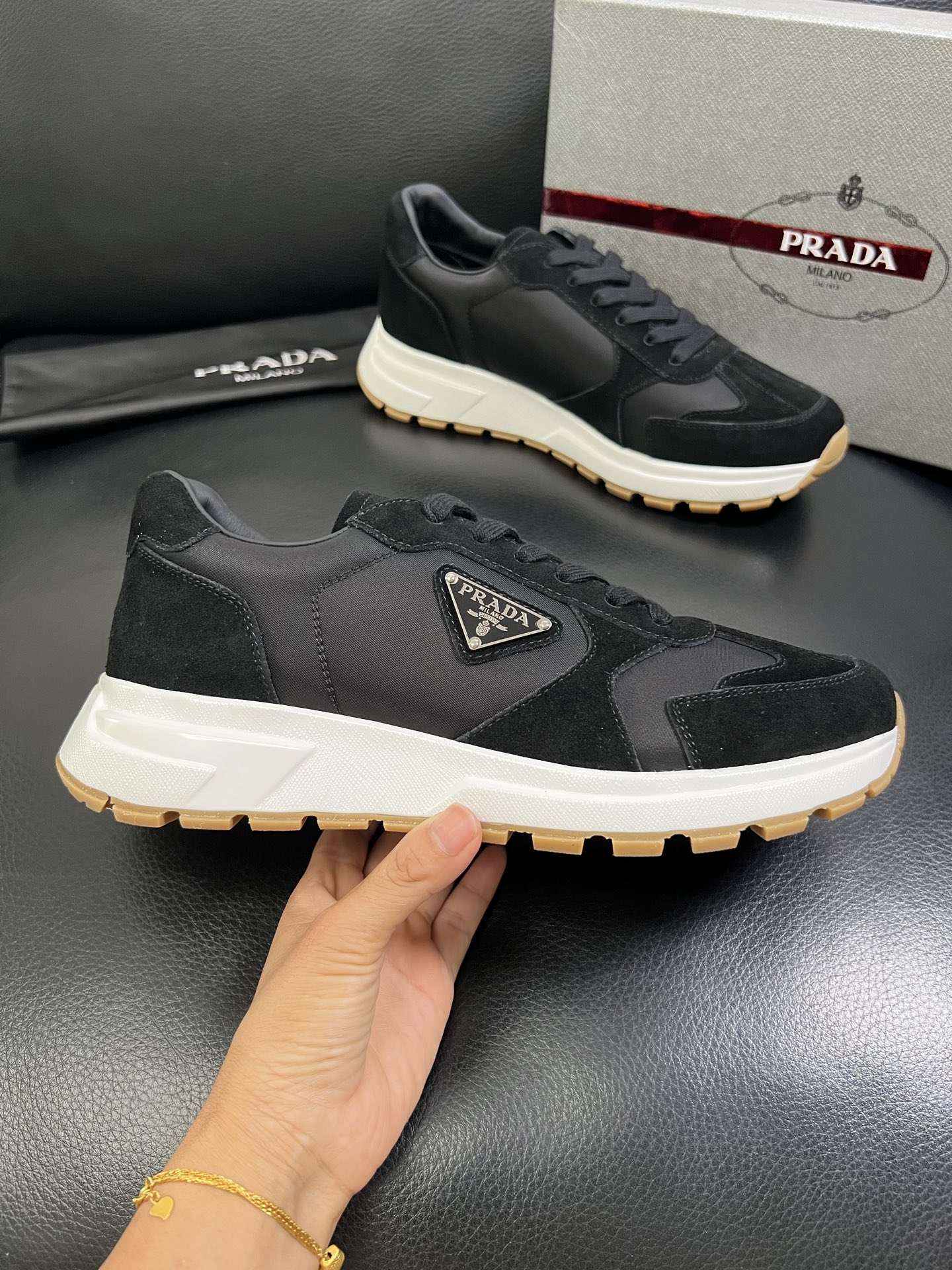   Prada🔍顶级代购🇮🇹 普拉达 专柜新款，原厂配置意大利进口牛皮面料，高品质复杂拼接工艺，进口牛皮