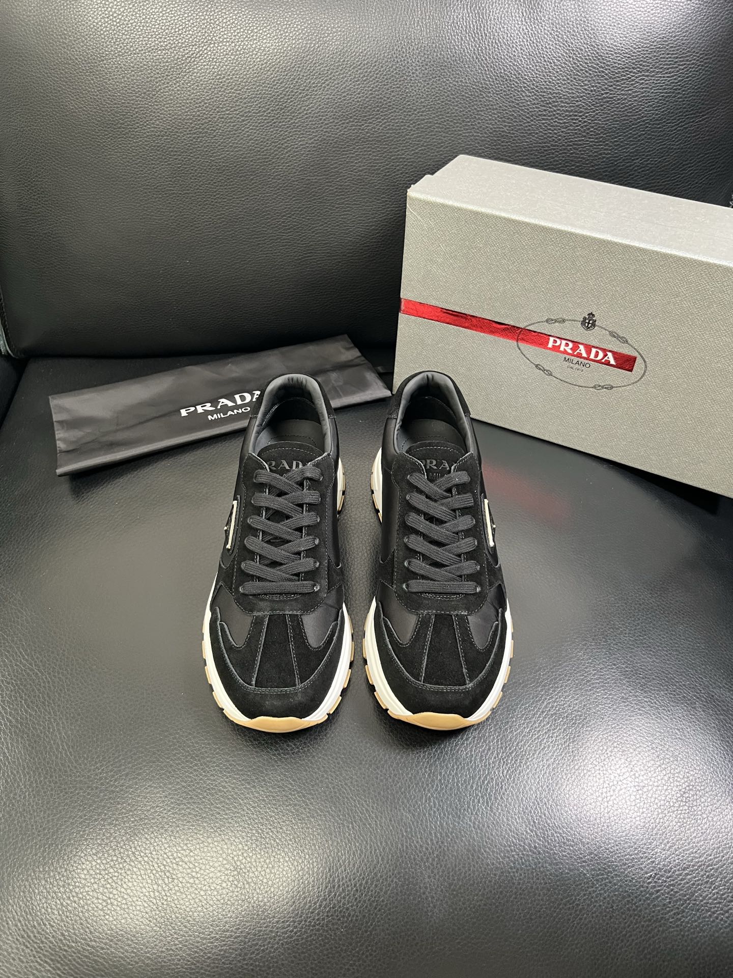   Prada🔍顶级代购🇮🇹 普拉达 专柜新款，原厂配置意大利进口牛皮面料，高品质复杂拼接工艺，进口牛皮