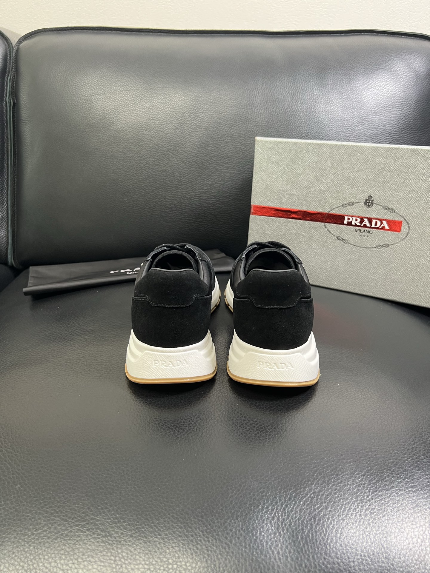   Prada🔍顶级代购🇮🇹 普拉达 专柜新款，原厂配置意大利进口牛皮面料，高品质复杂拼接工艺，进口牛皮