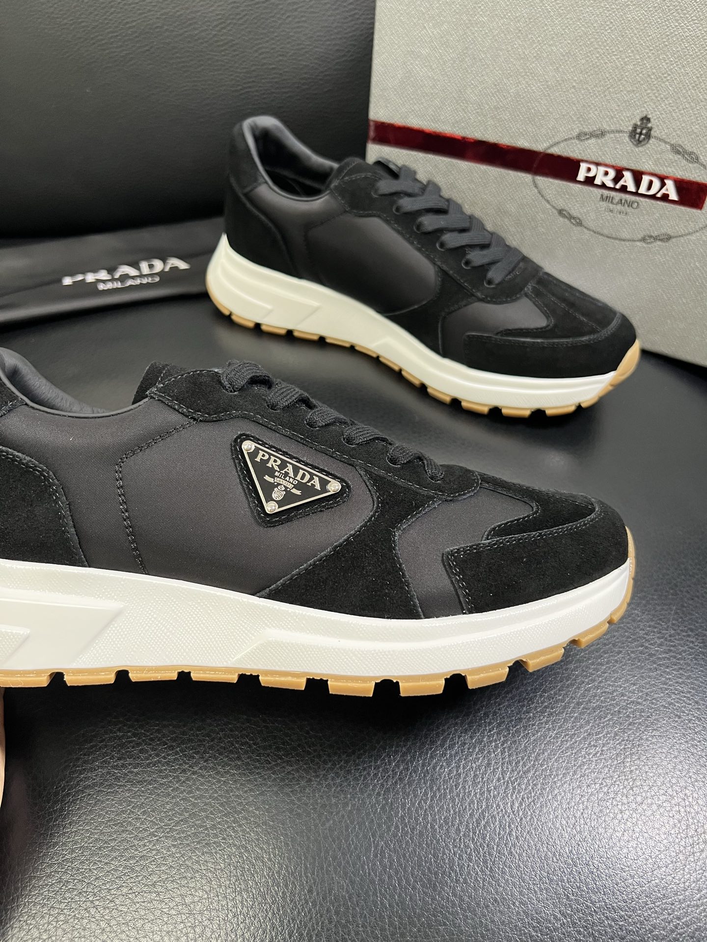   Prada🔍顶级代购🇮🇹 普拉达 专柜新款，原厂配置意大利进口牛皮面料，高品质复杂拼接工艺，进口牛皮