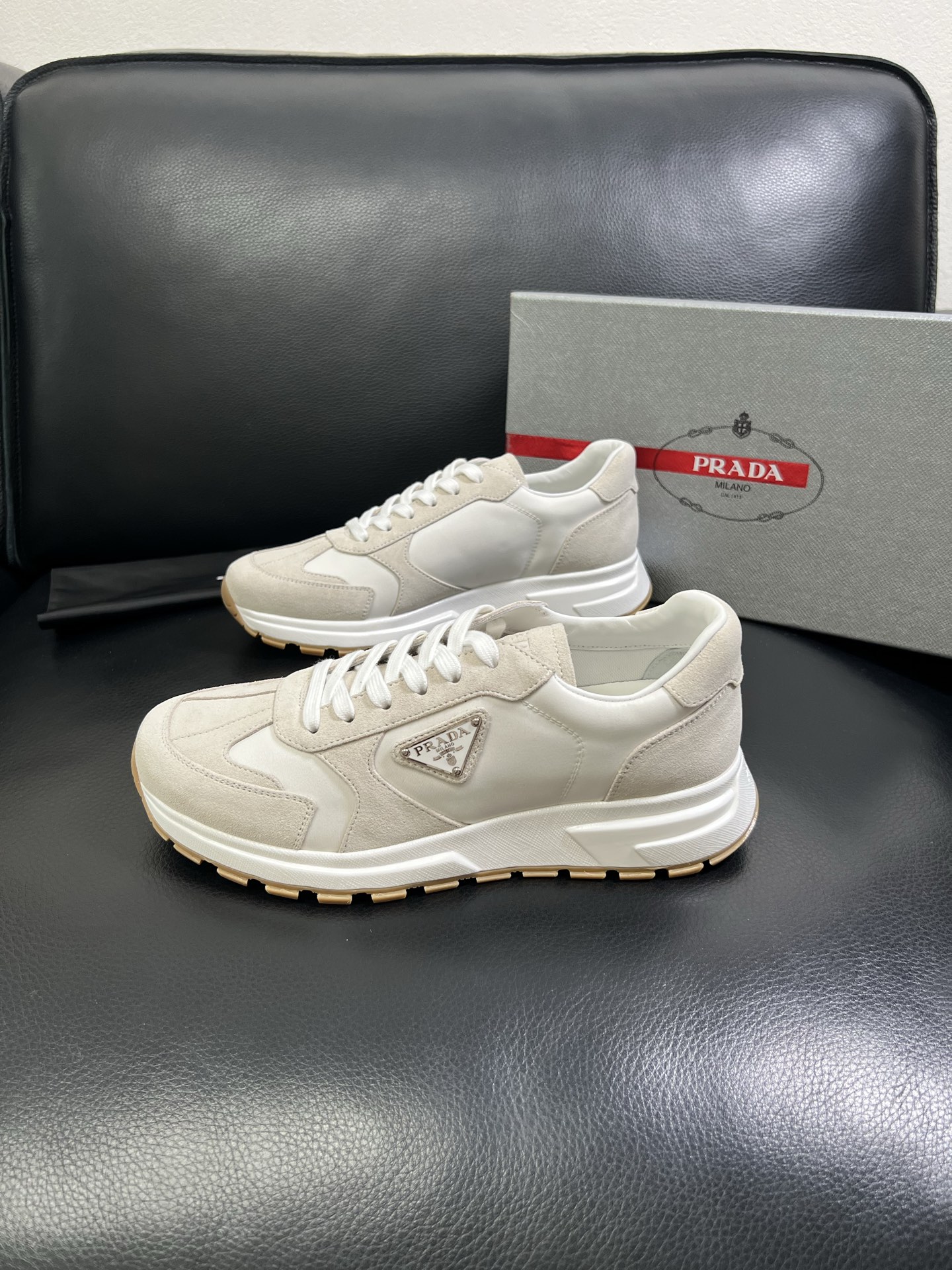   Prada🔍顶级代购🇮🇹 普拉达 专柜新款，原厂配置意大利进口牛皮面料，高品质复杂拼接工艺，进口牛皮