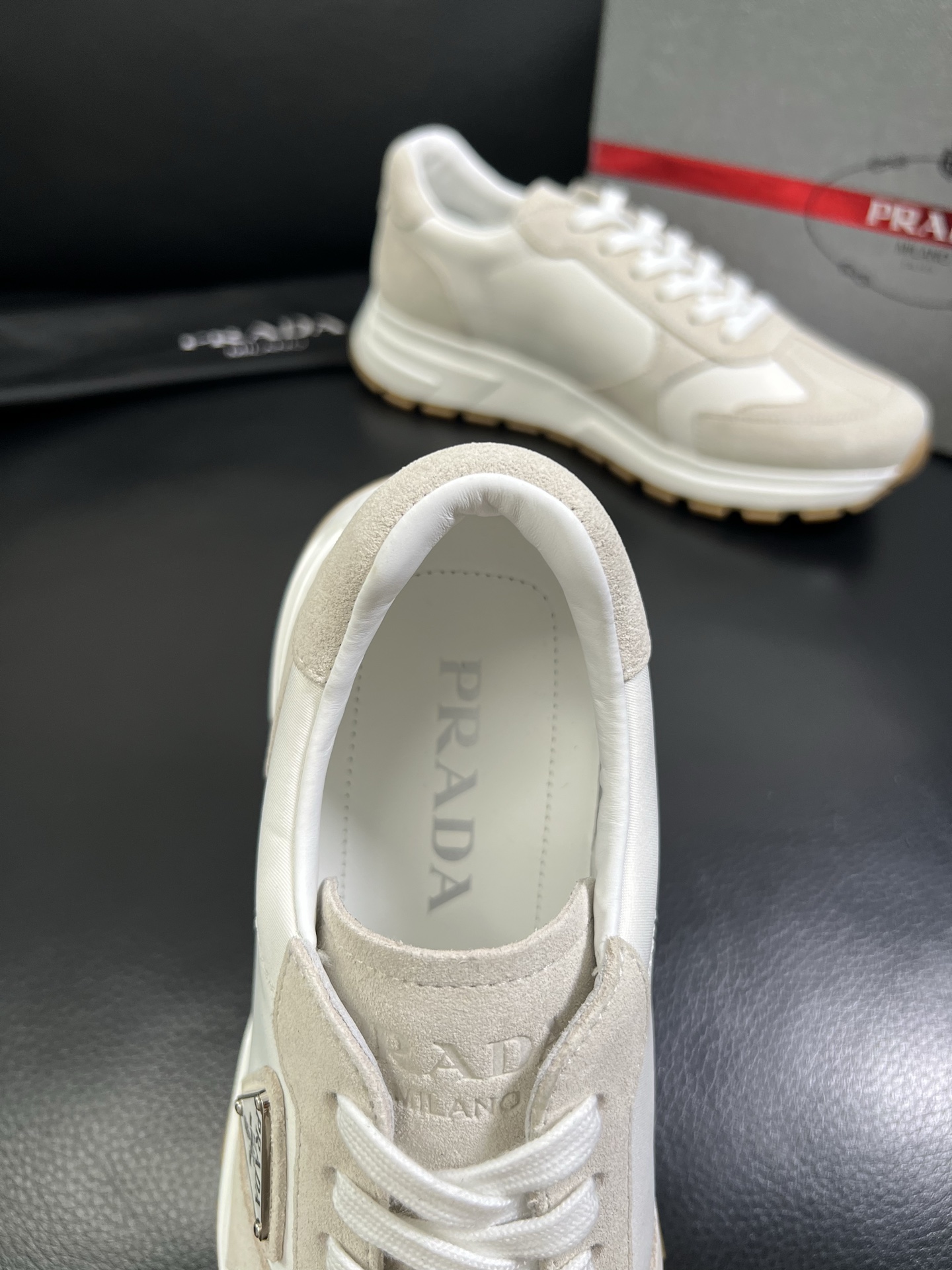   Prada🔍顶级代购🇮🇹 普拉达 专柜新款，原厂配置意大利进口牛皮面料，高品质复杂拼接工艺，进口牛皮