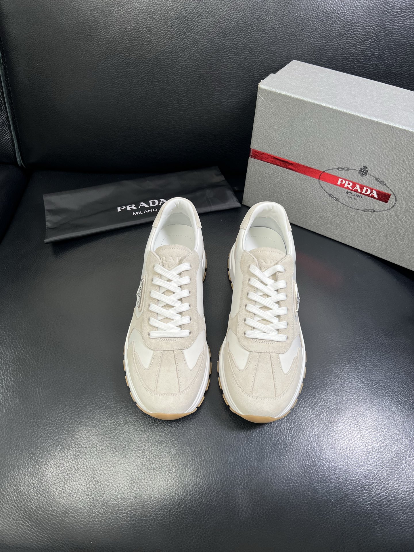   Prada🔍顶级代购🇮🇹 普拉达 专柜新款，原厂配置意大利进口牛皮面料，高品质复杂拼接工艺，进口牛皮