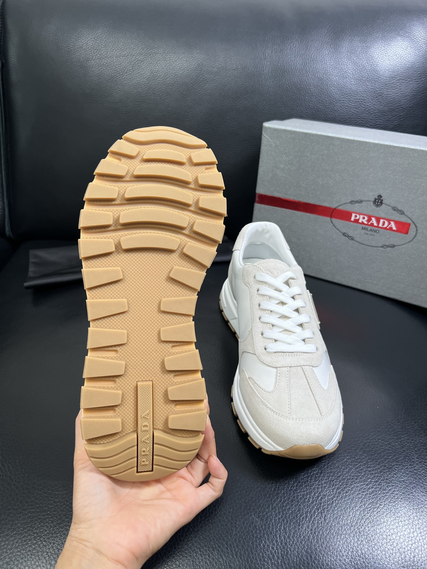   Prada🔍顶级代购🇮🇹 普拉达 专柜新款，原厂配置意大利进口牛皮面料，高品质复杂拼接工艺，进口牛皮
