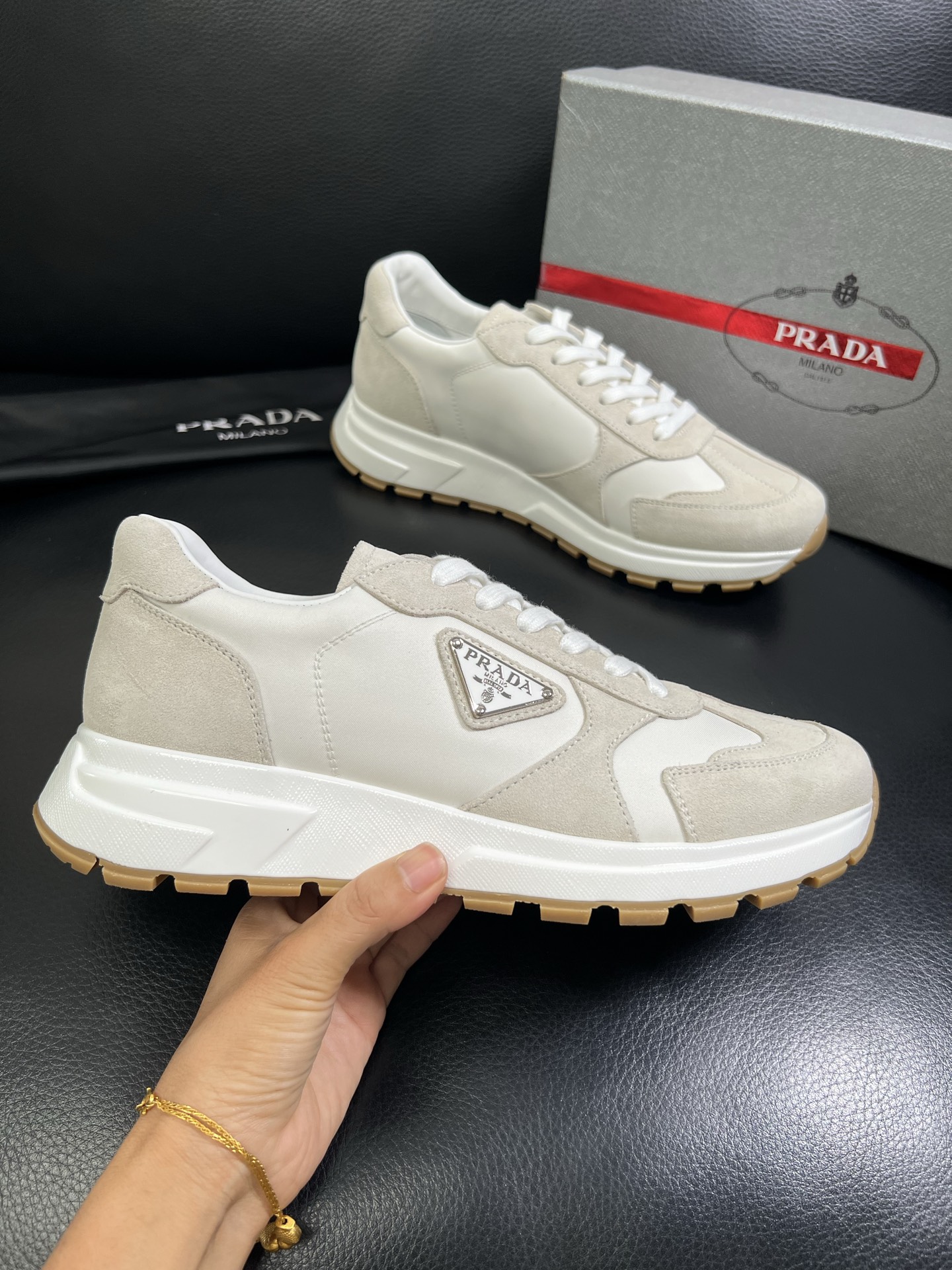   Prada🔍顶级代购🇮🇹 普拉达 专柜新款，原厂配置意大利进口牛皮面料，高品质复杂拼接工艺，进口牛皮
