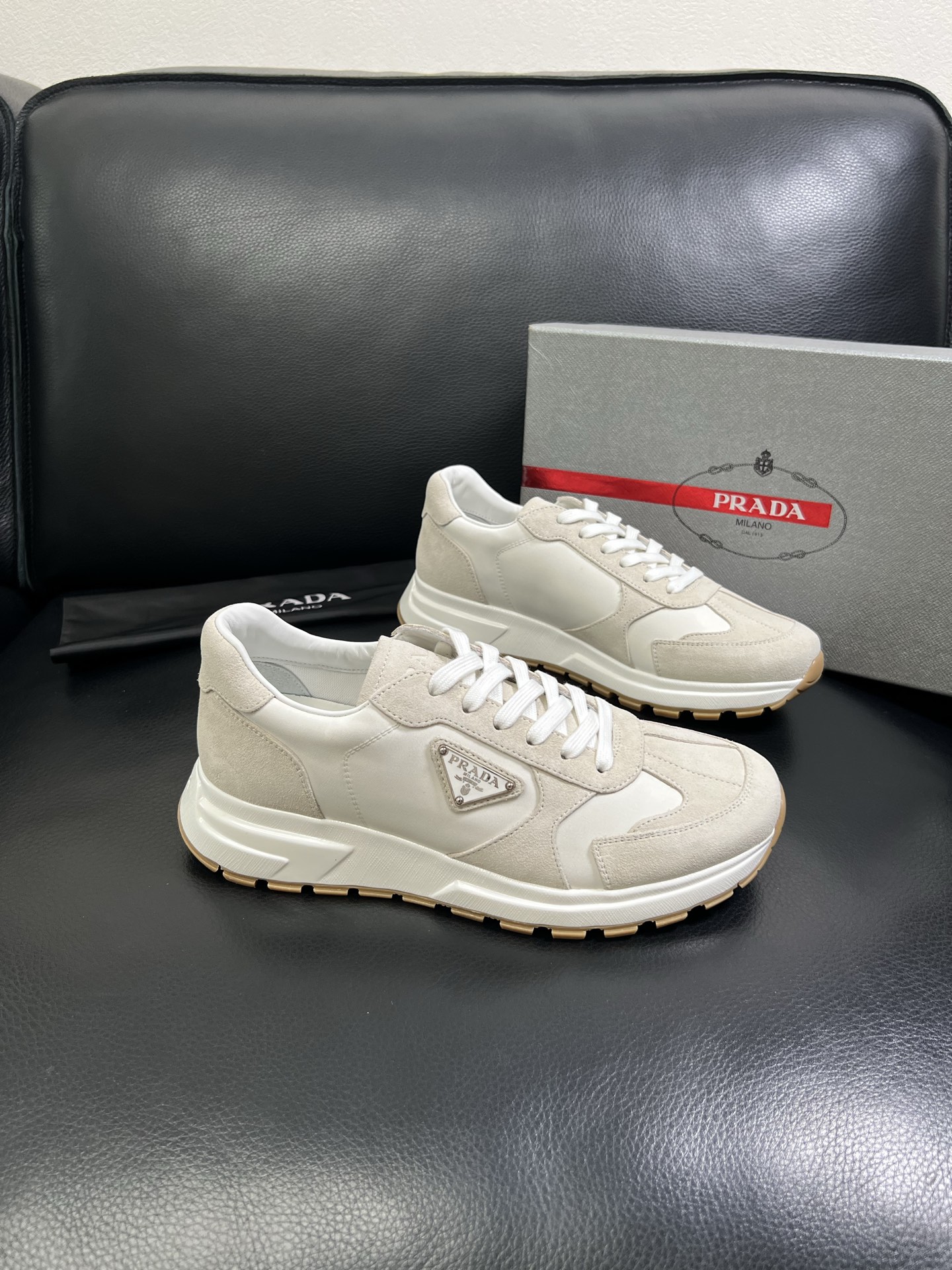   Prada🔍顶级代购🇮🇹 普拉达 专柜新款，原厂配置意大利进口牛皮面料，高品质复杂拼接工艺，进口牛皮