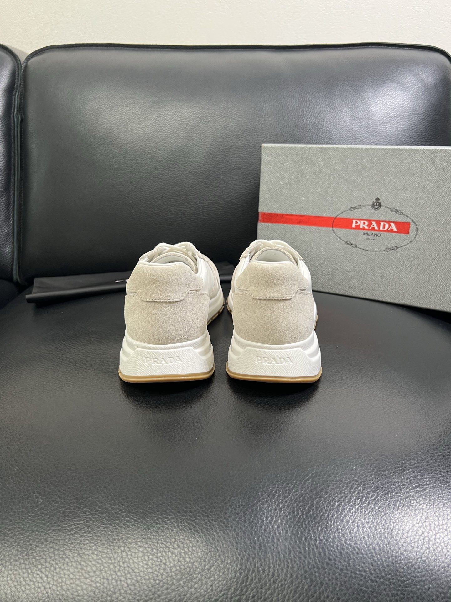   Prada🔍顶级代购🇮🇹 普拉达 专柜新款，原厂配置意大利进口牛皮面料，高品质复杂拼接工艺，进口牛皮