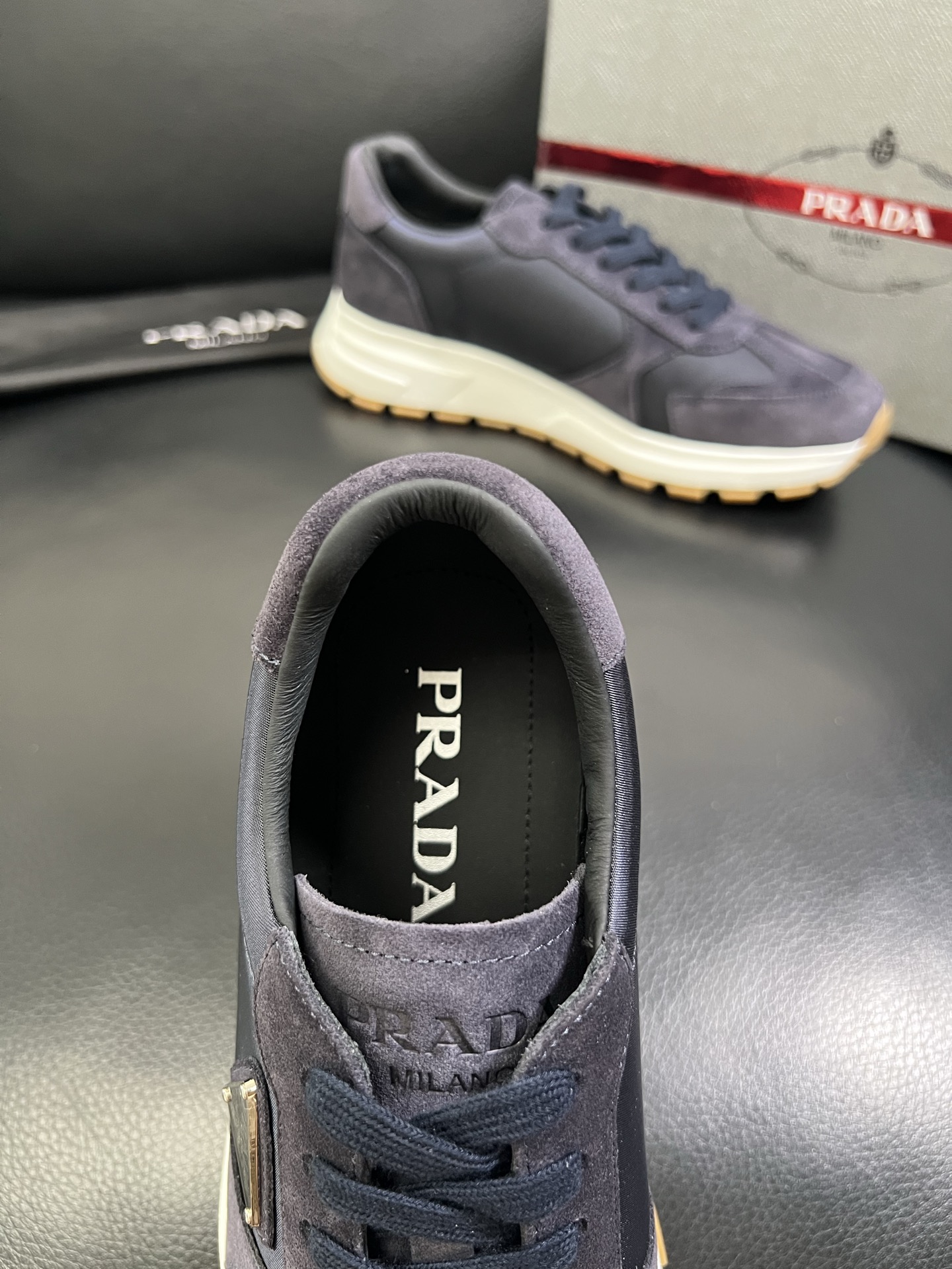   Prada🔍顶级代购🇮🇹 普拉达 专柜新款，原厂配置意大利进口牛皮面料，高品质复杂拼接工艺，进口牛皮