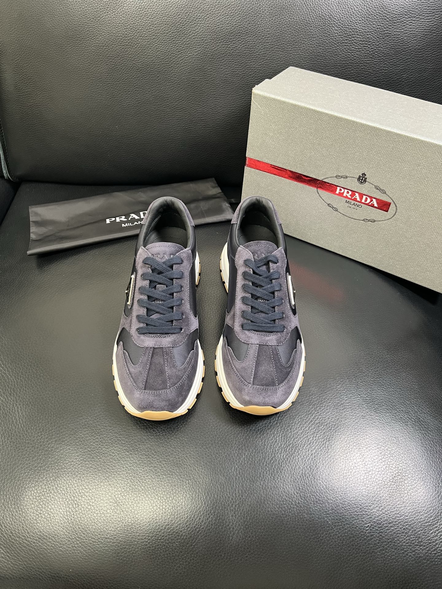   Prada🔍顶级代购🇮🇹 普拉达 专柜新款，原厂配置意大利进口牛皮面料，高品质复杂拼接工艺，进口牛皮
