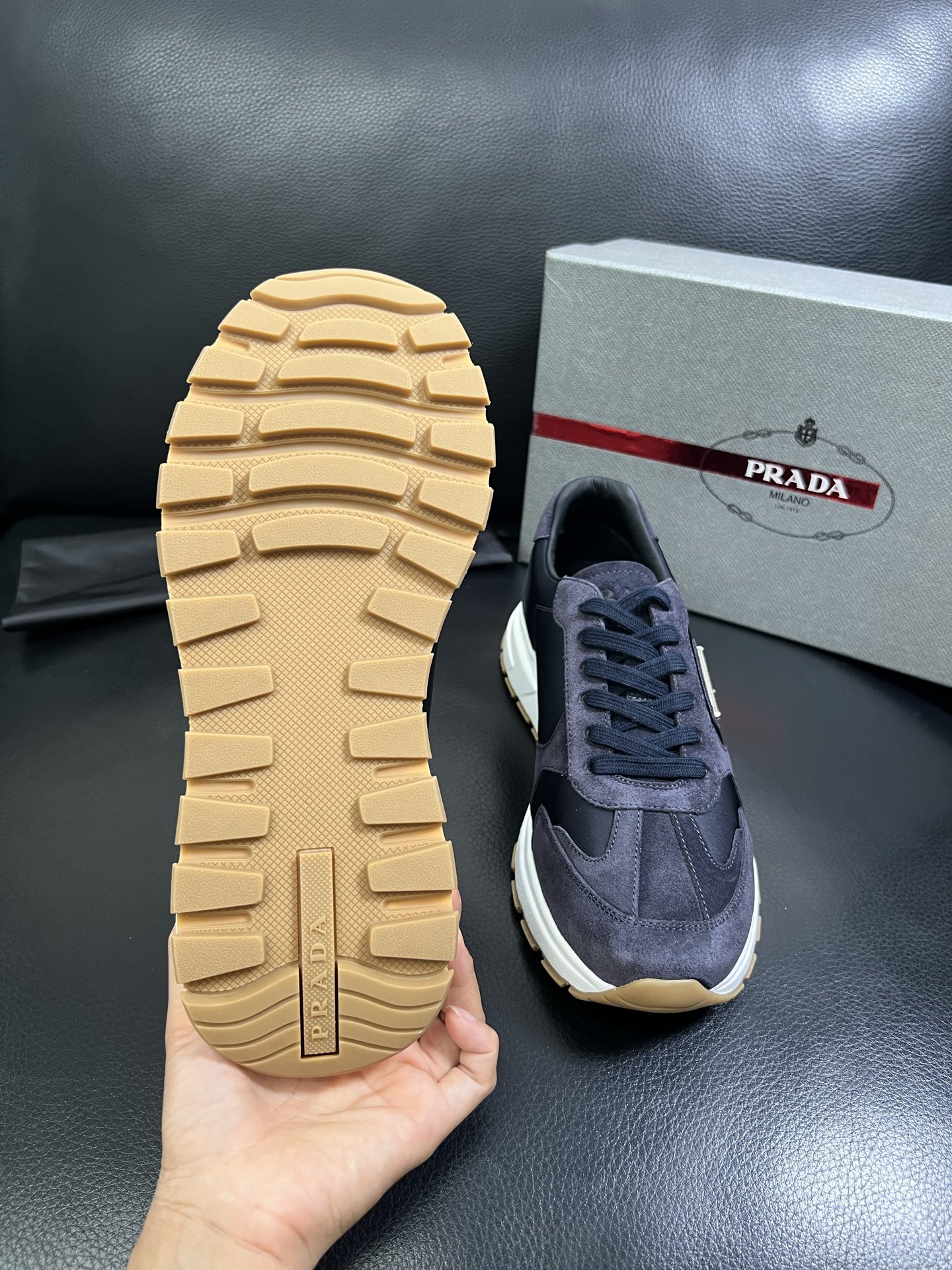   Prada🔍顶级代购🇮🇹 普拉达 专柜新款，原厂配置意大利进口牛皮面料，高品质复杂拼接工艺，进口牛皮