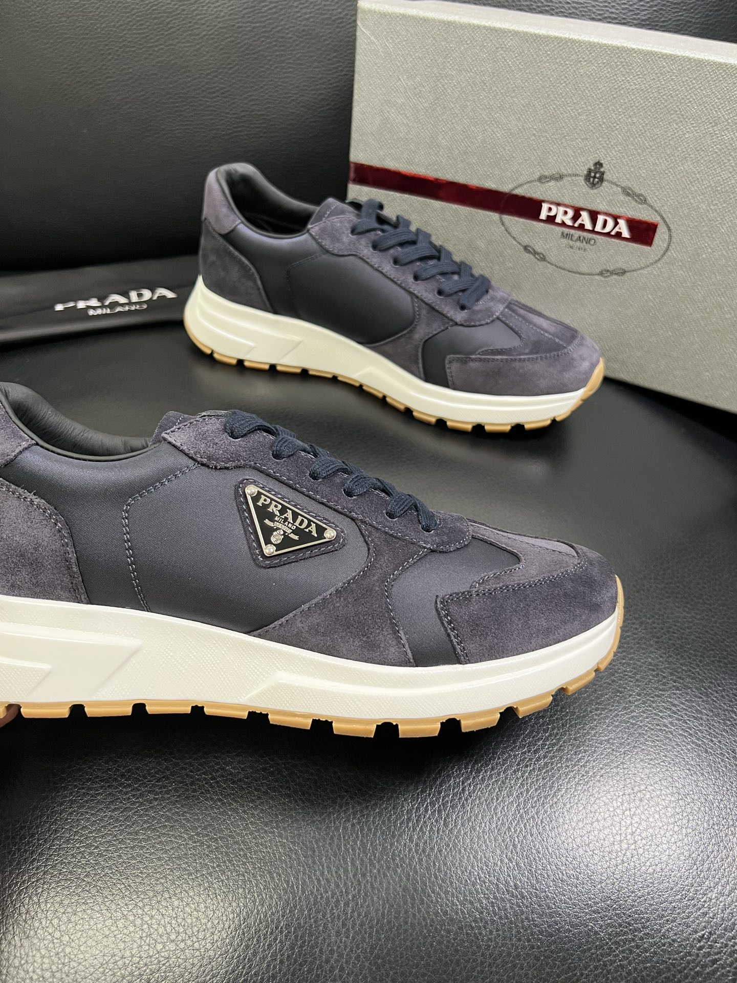   Prada🔍顶级代购🇮🇹 普拉达 专柜新款，原厂配置意大利进口牛皮面料，高品质复杂拼接工艺，进口牛皮