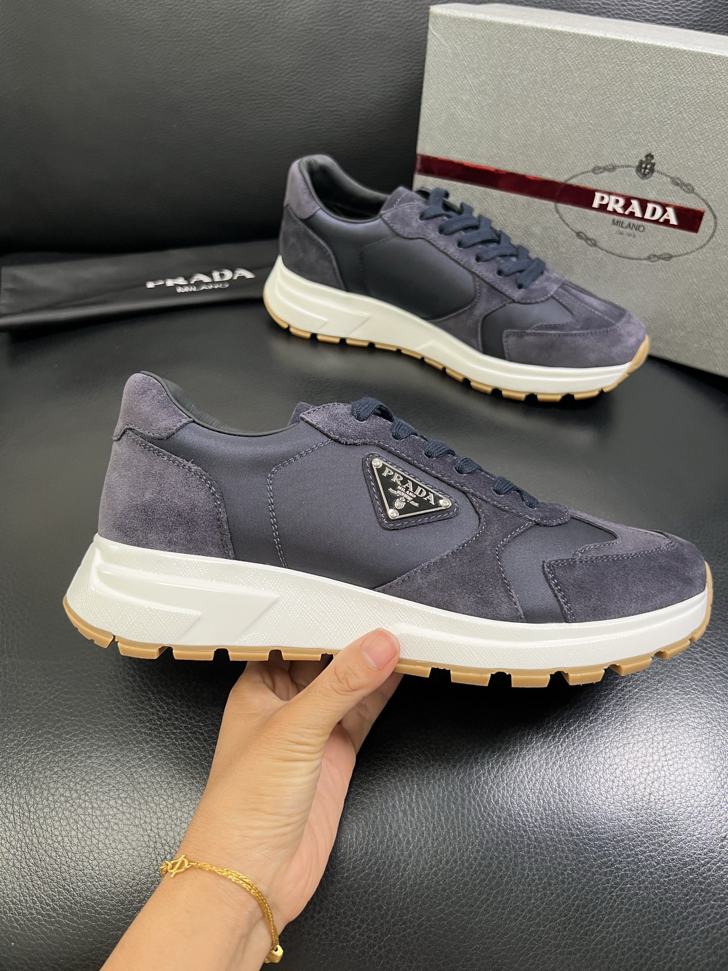   Prada🔍顶级代购🇮🇹 普拉达 专柜新款，原厂配置意大利进口牛皮面料，高品质复杂拼接工艺，进口牛皮